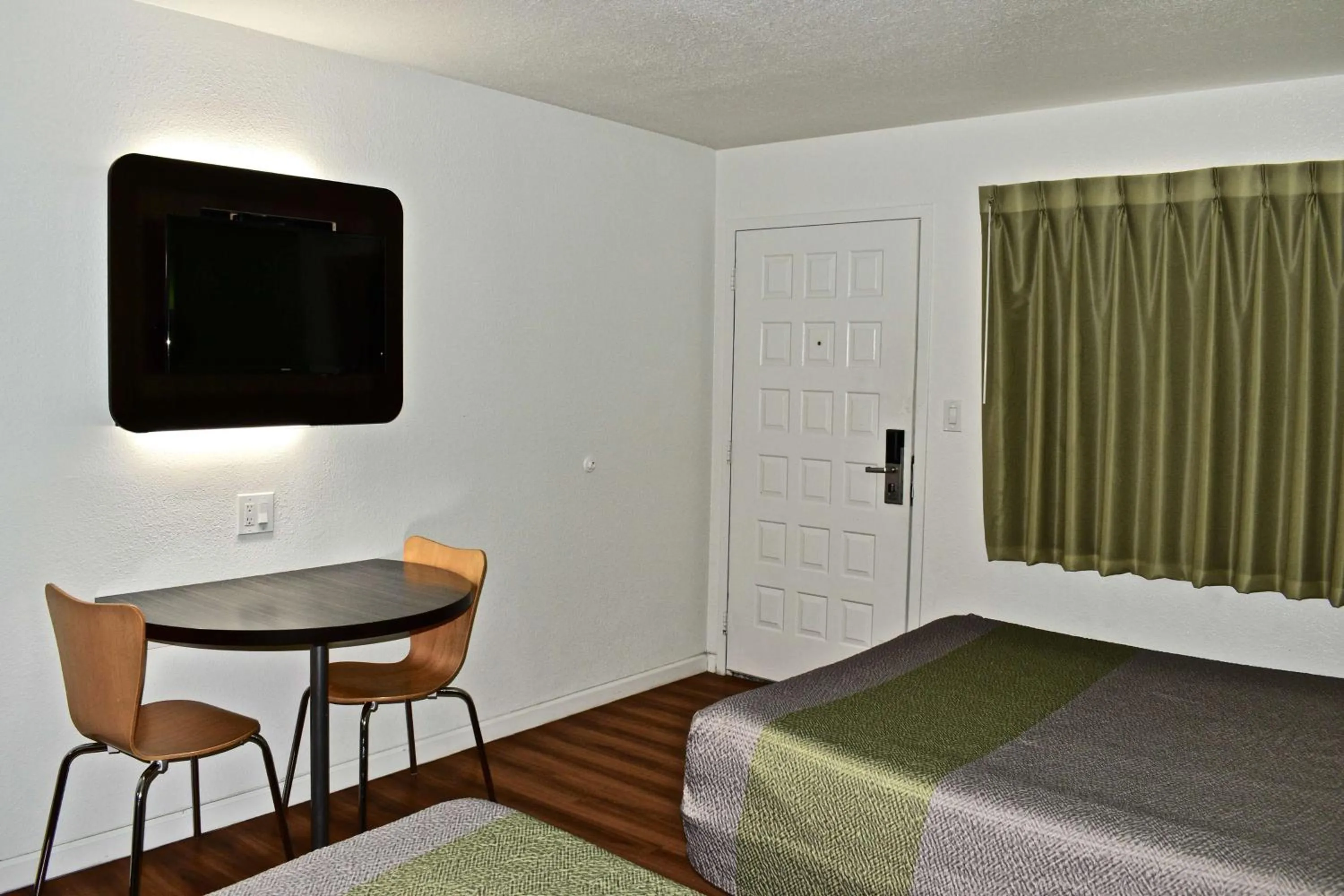 TV and multimedia, Bed in Motel 6-Barstow, CA