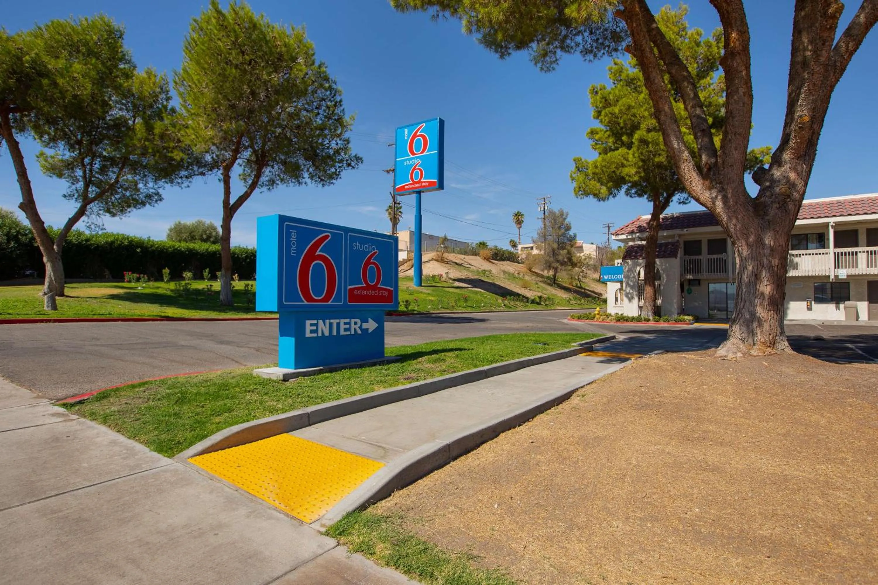 Property building in Motel 6-Barstow, CA