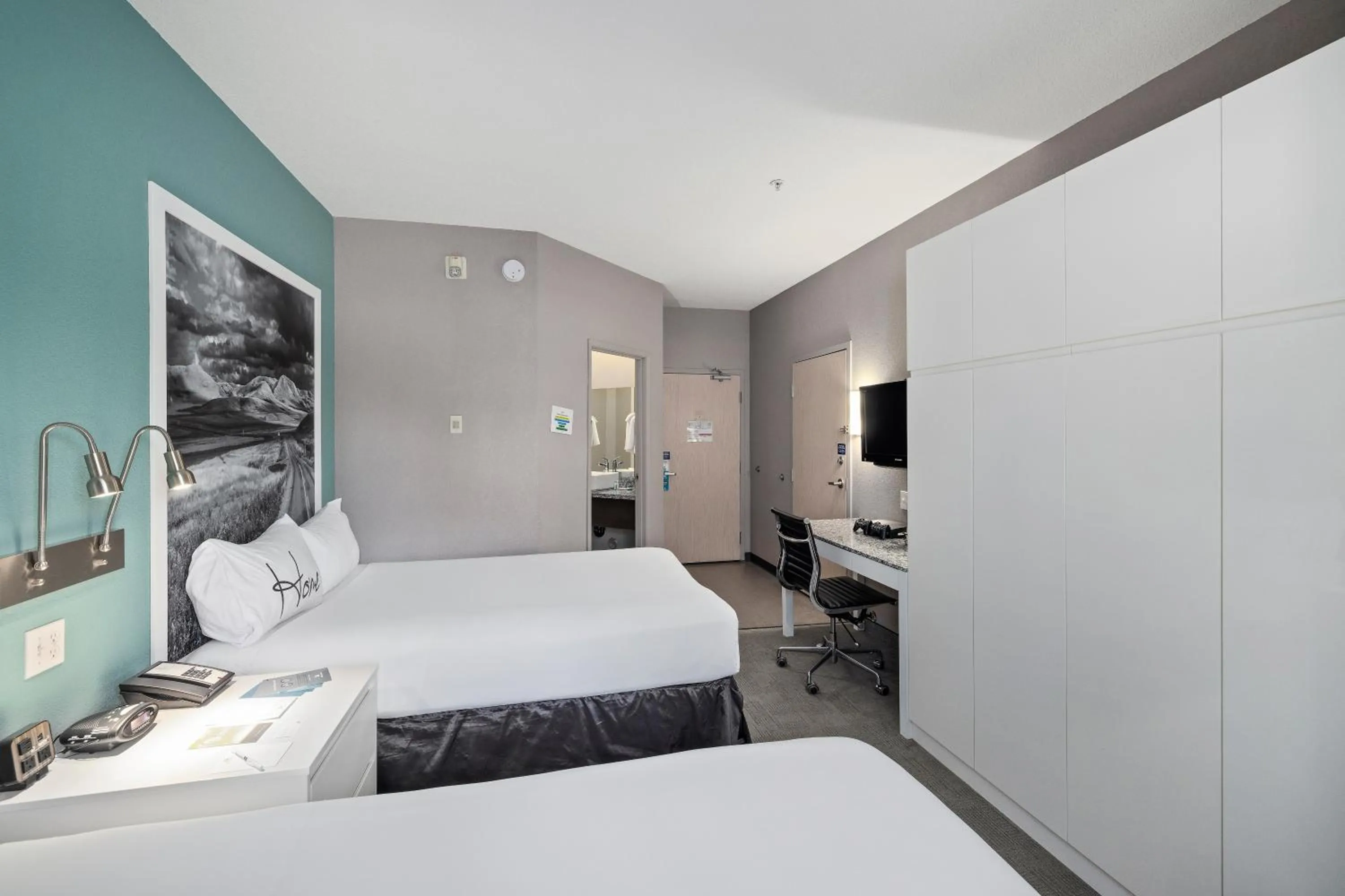 Photo of the whole room, Bed in Home Inn Medicine Hat