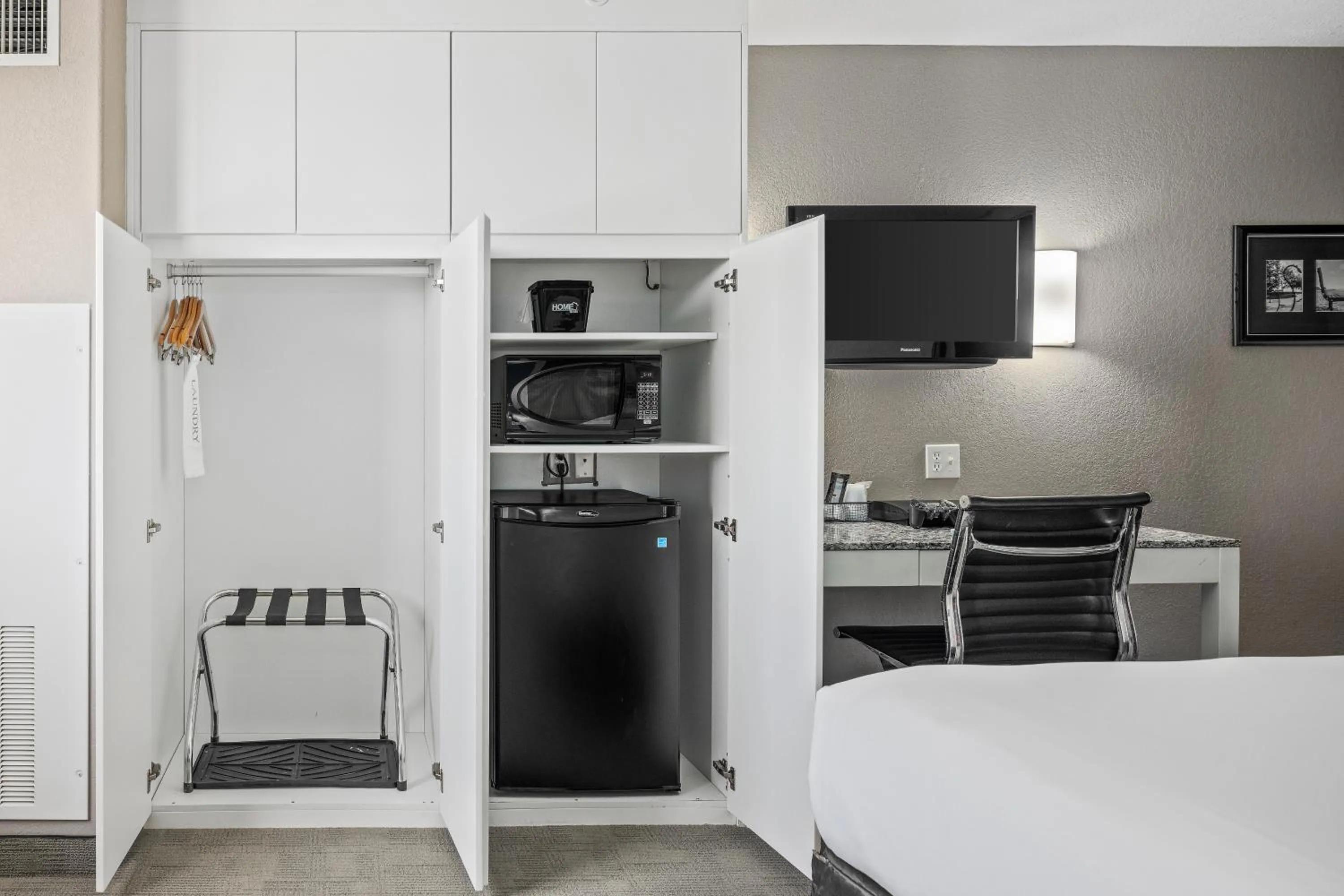 Bedroom, Bed in Home Inn Medicine Hat