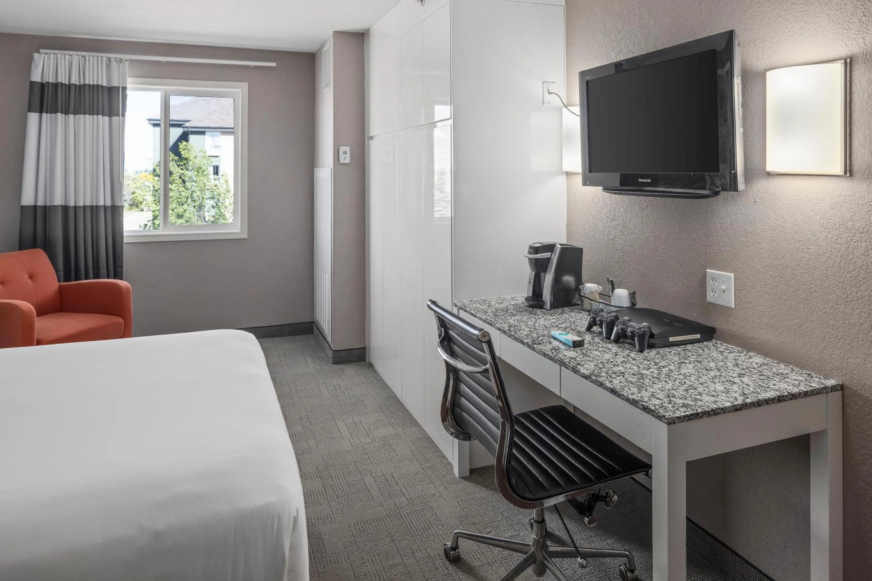 TV and multimedia, Bed in Home Inn Medicine Hat