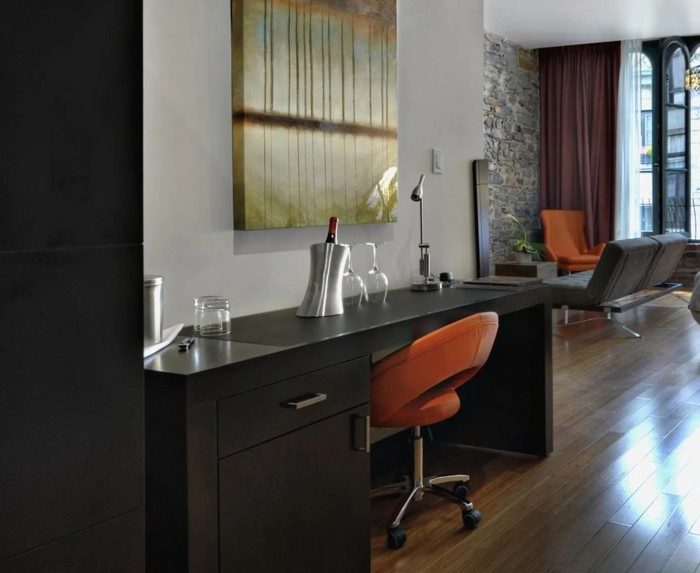 Seating area in Le Petit Hôtel Vieux-Montréal - Saint-Paul by Gray Collection