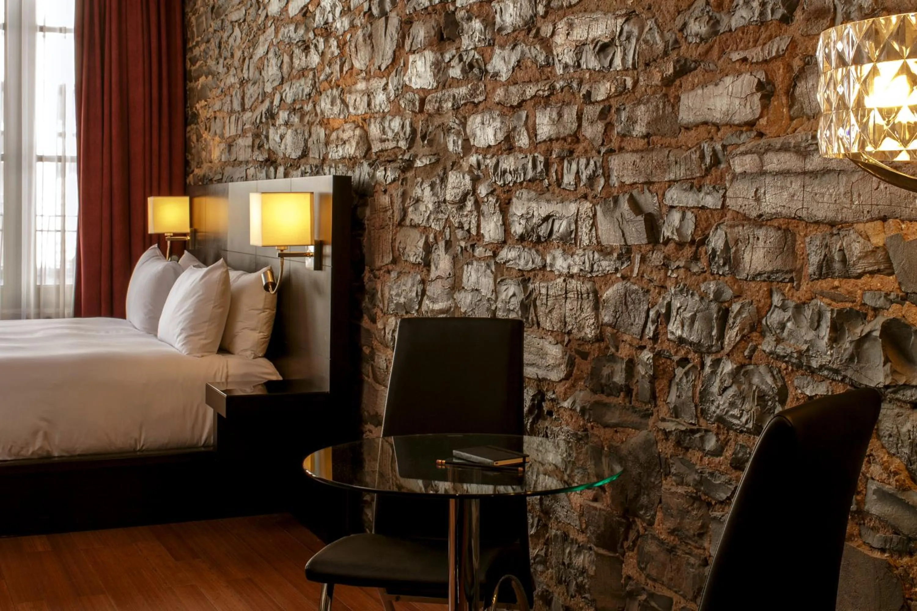 Bed in Le Petit Hôtel Vieux-Montréal - Saint-Paul by Gray Collection