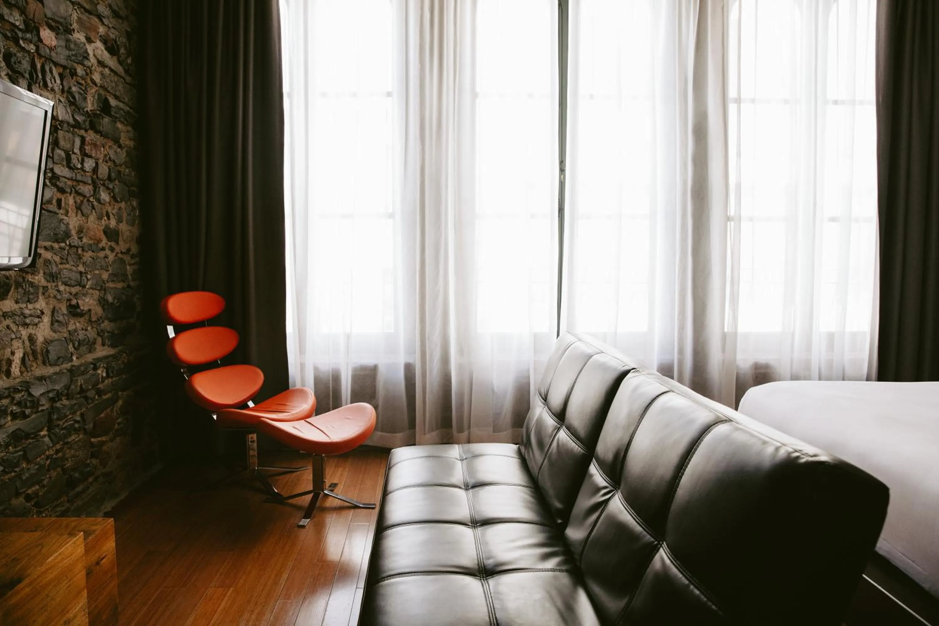 Seating area in Le Petit Hôtel Vieux-Montréal - Saint-Paul by Gray Collection
