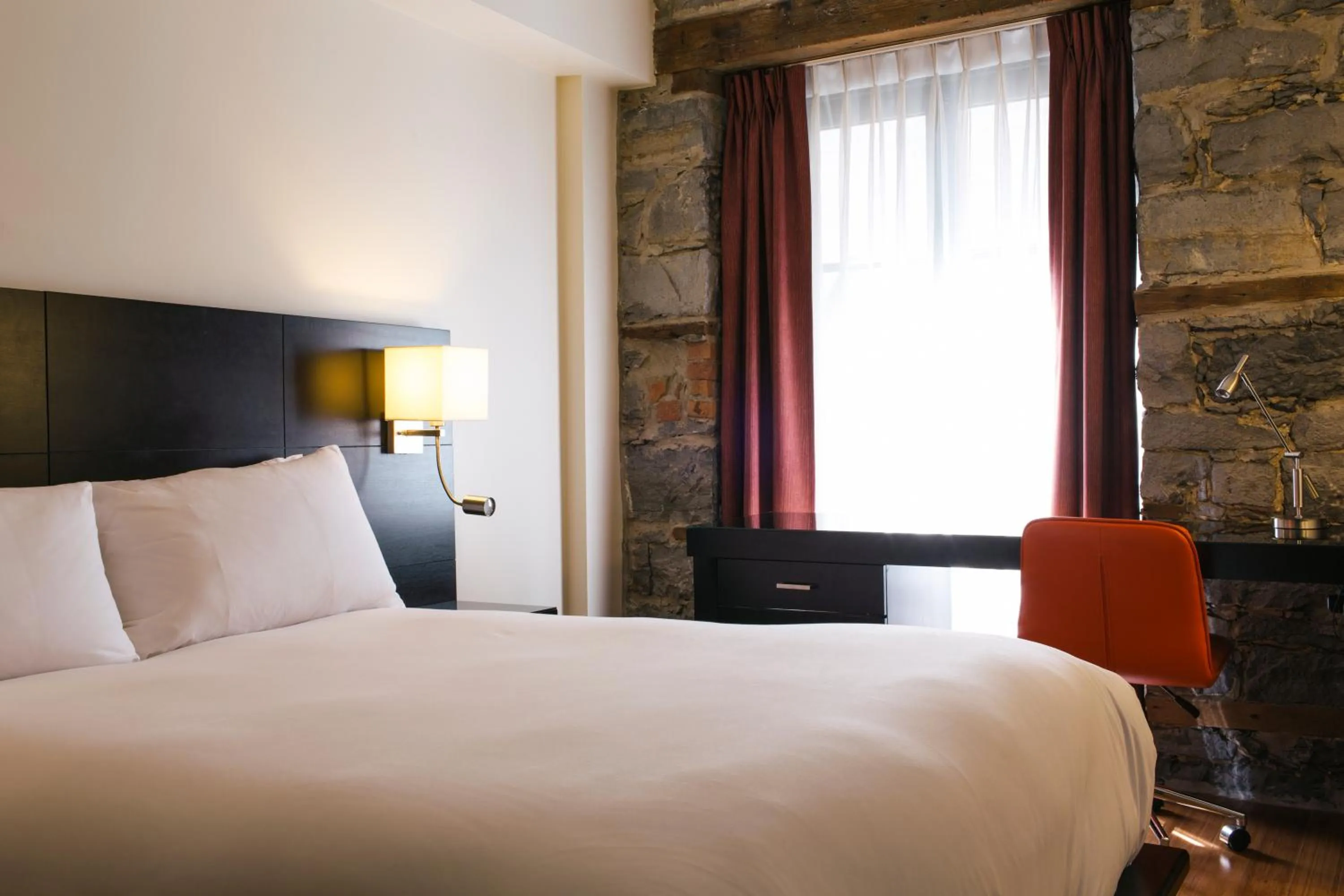 Bed in Le Petit Hôtel Vieux-Montréal - Saint-Paul by Gray Collection