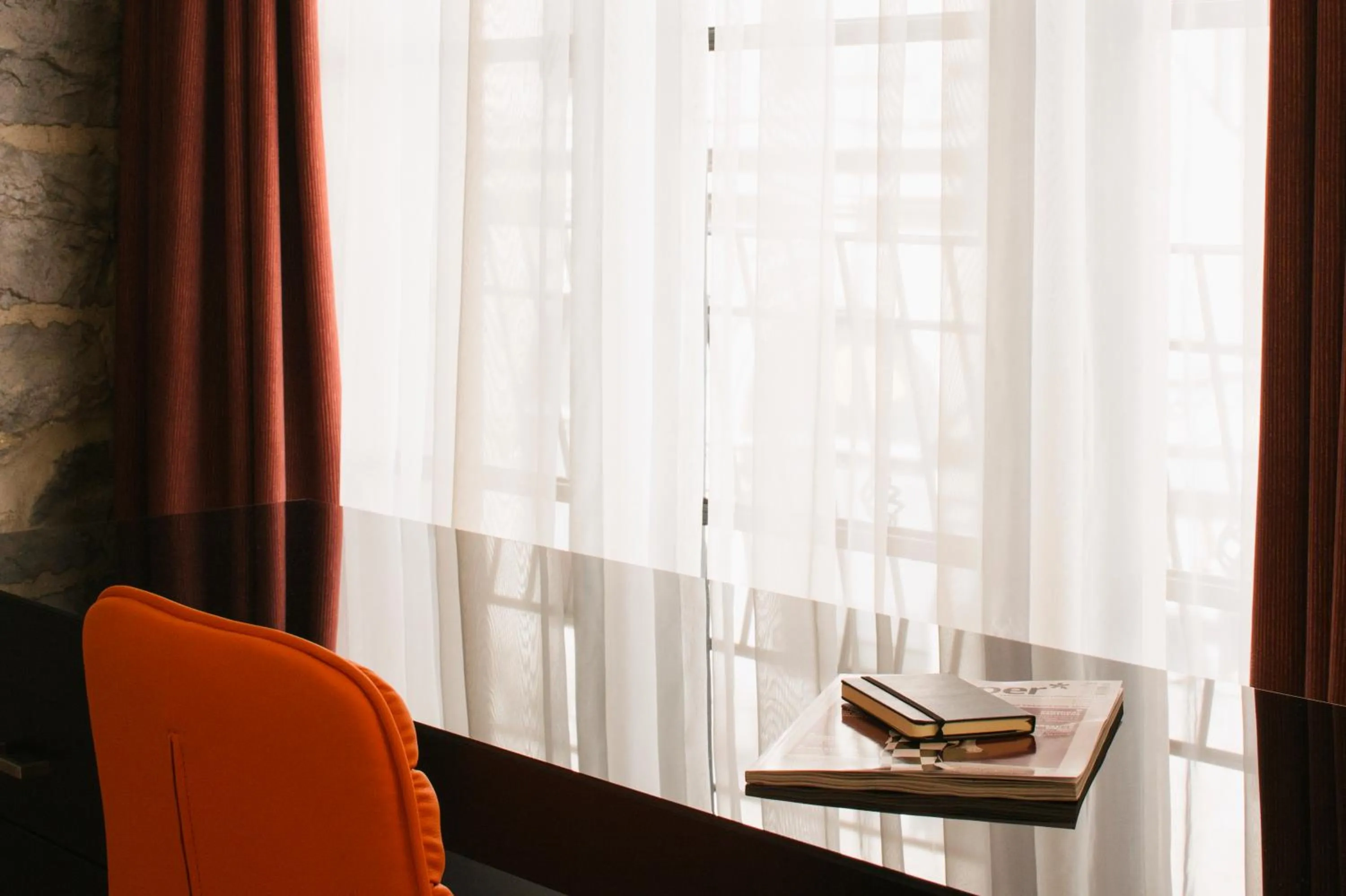 Seating area in Le Petit Hôtel Vieux-Montréal - Saint-Paul by Gray Collection