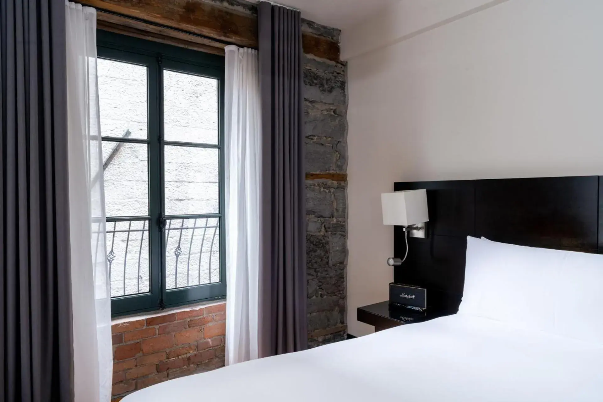 King Room in Le Petit Hôtel Vieux-Montréal - Saint-Paul by Gray Collection King Room in Le Petit Hôtel Vieux-Montréal - Saint-Paul by Gray Collection