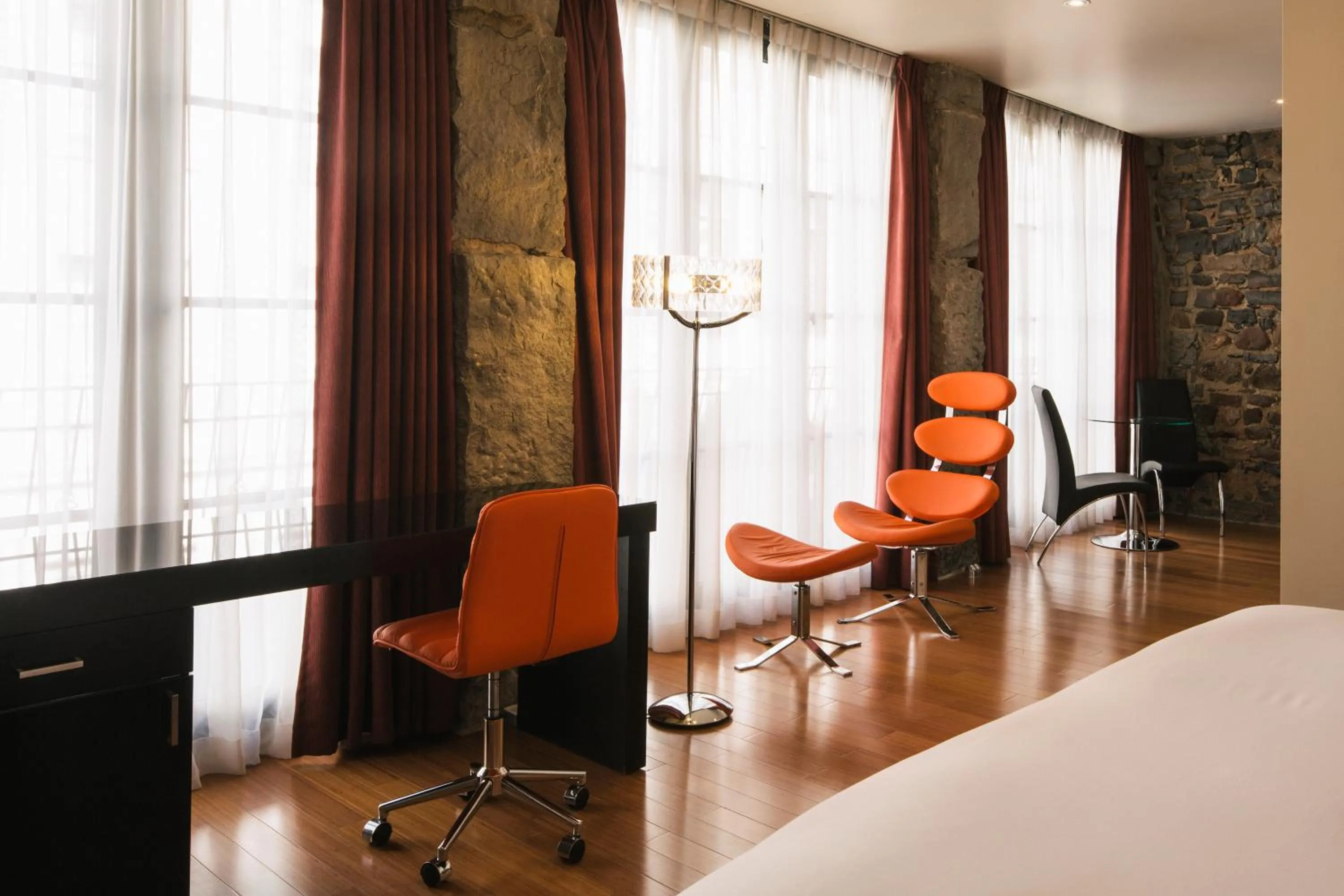 Seating area in Le Petit Hôtel Vieux-Montréal - Saint-Paul by Gray Collection