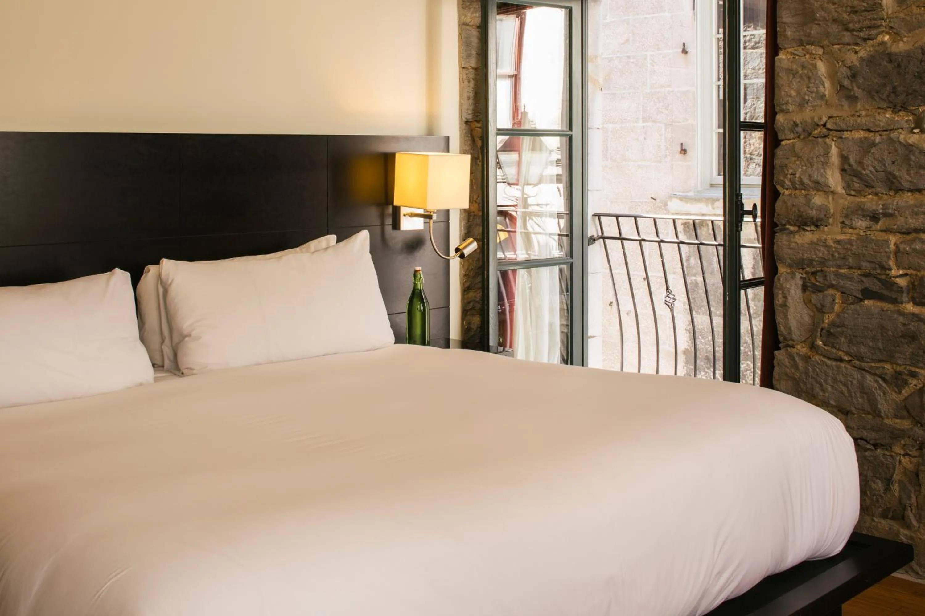 Bed in Le Petit Hôtel Vieux-Montréal - Saint-Paul by Gray Collection