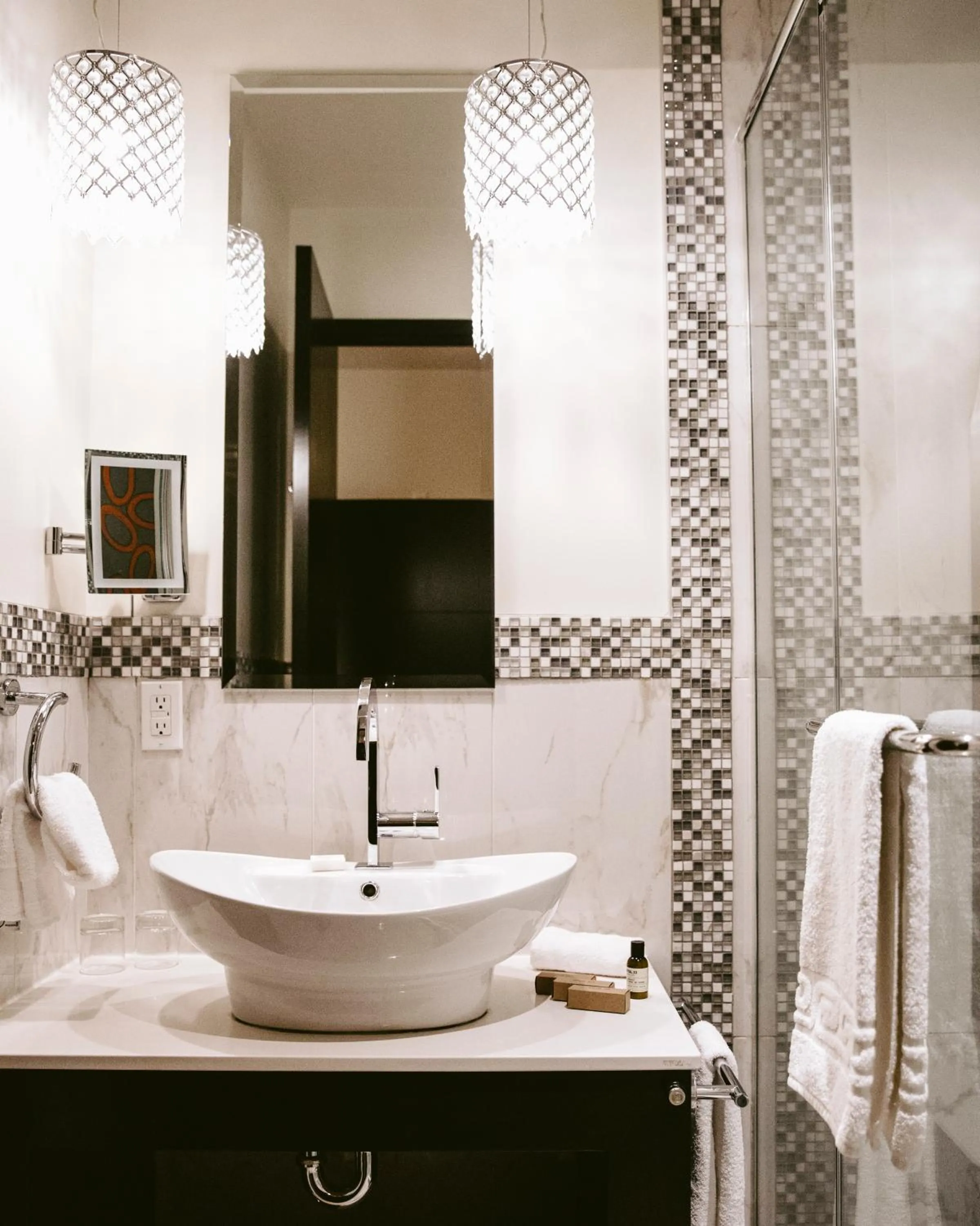 Bathroom in Le Petit Hôtel Vieux-Montréal - Saint-Paul by Gray Collection