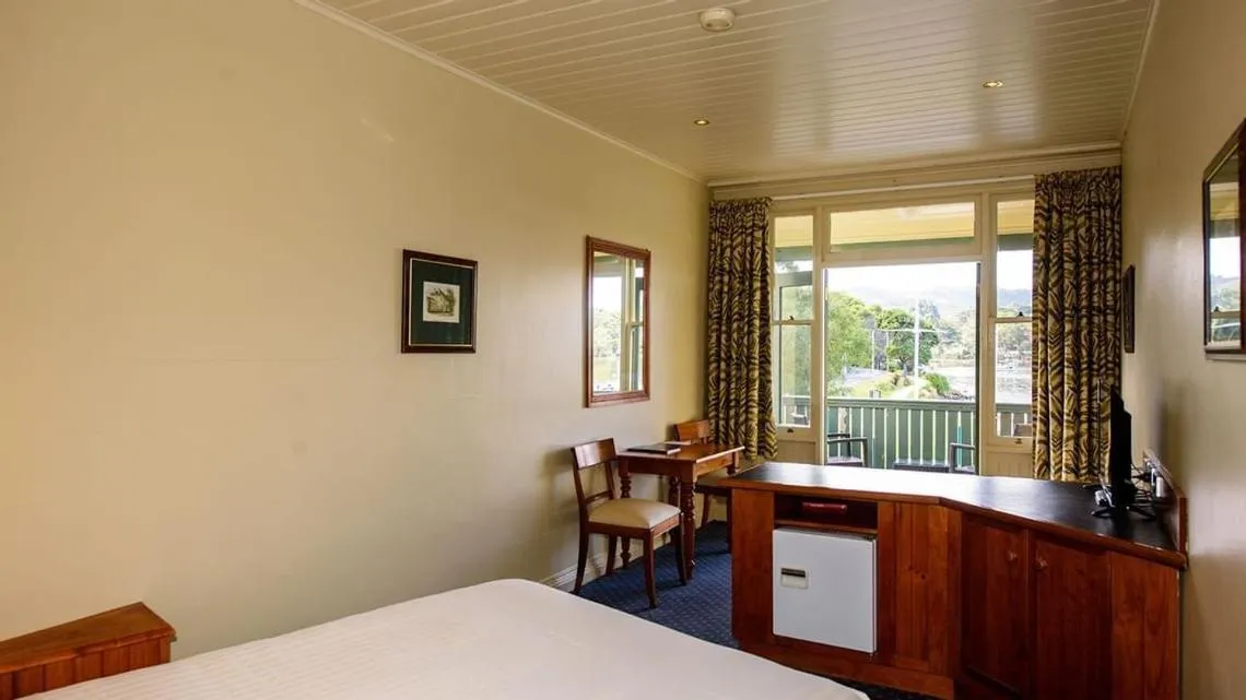 Photo of the whole room, Bed in Strahan Village