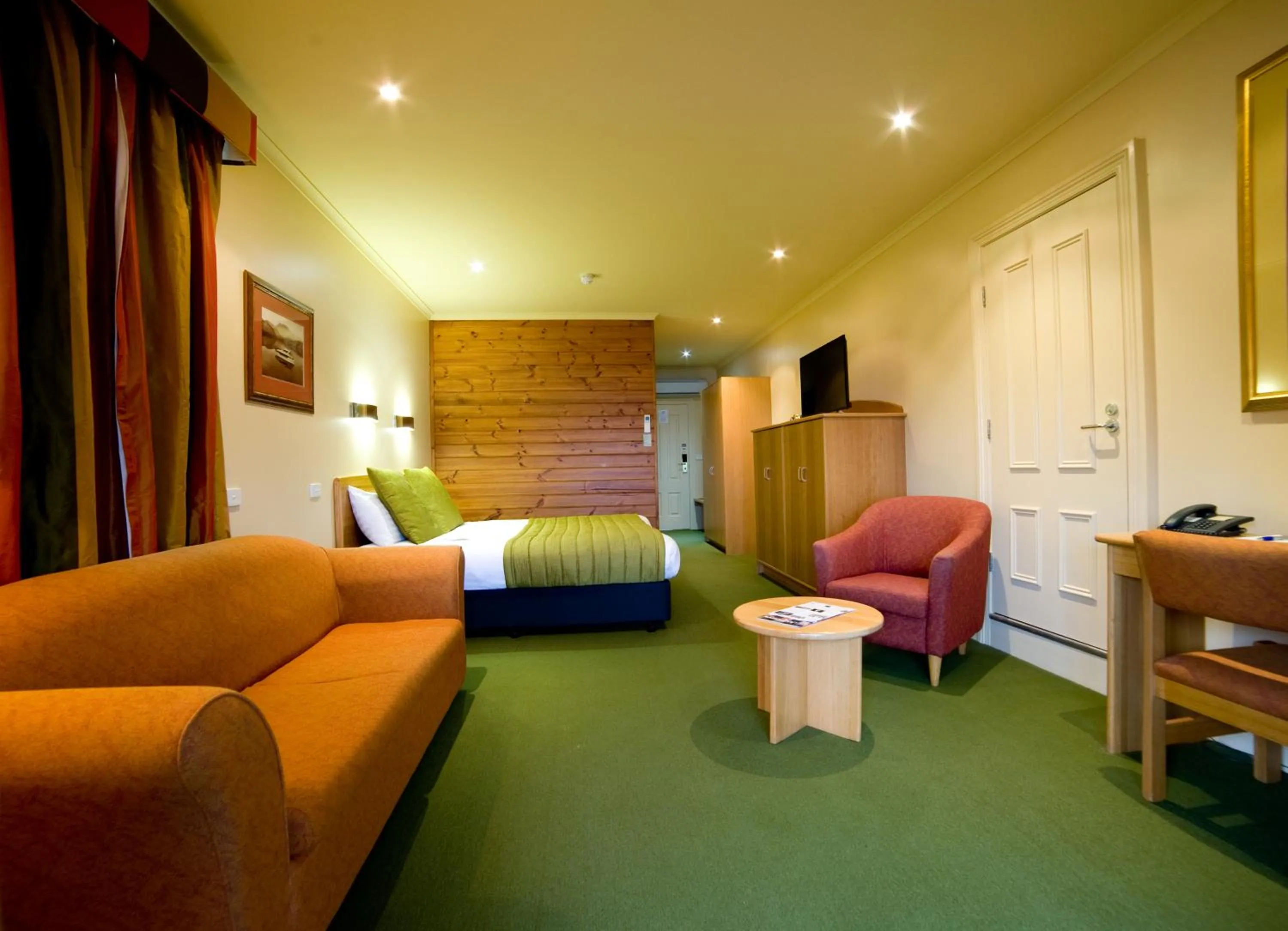 Photo of the whole room, Bed in Strahan Village