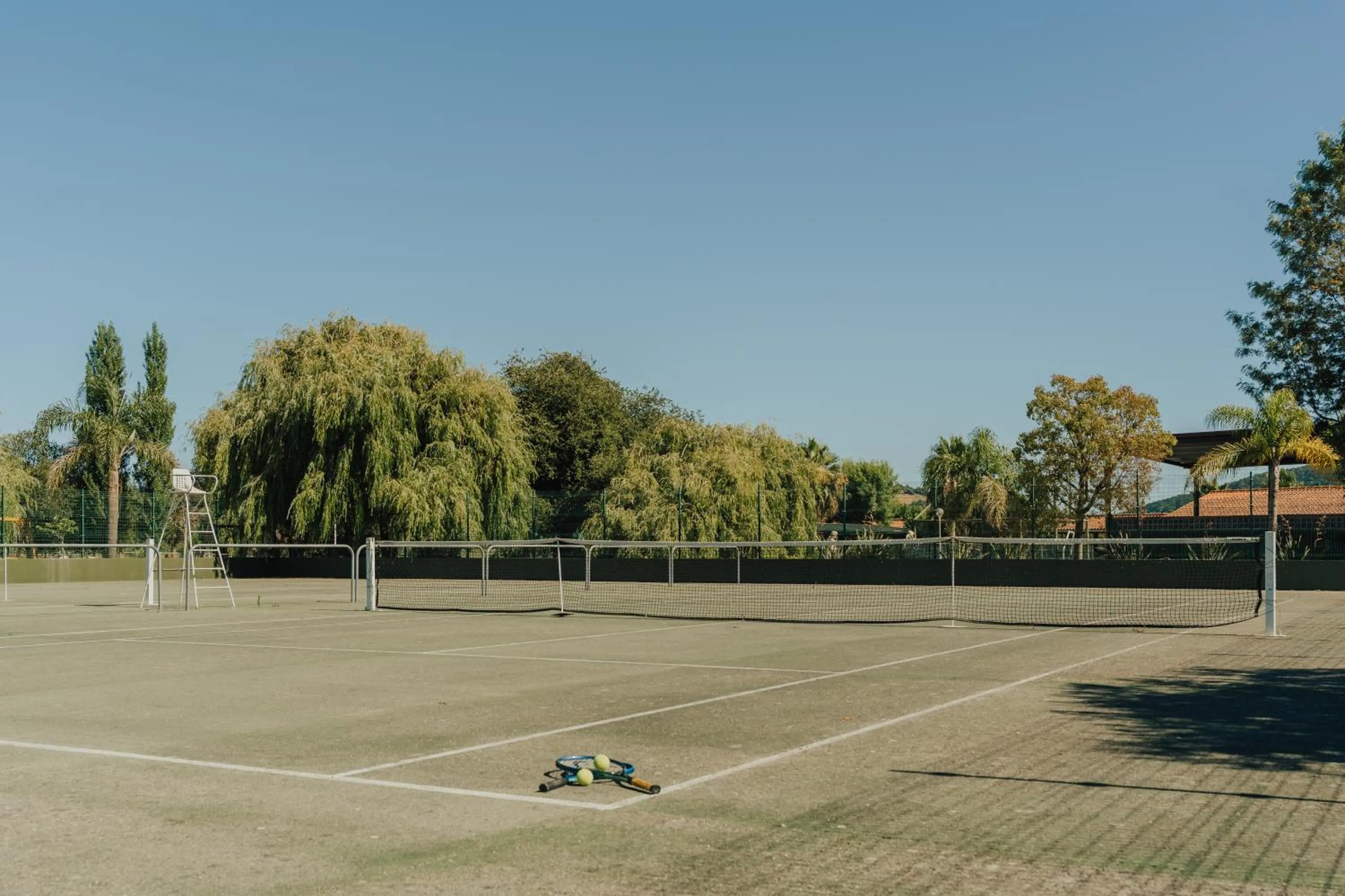 Tennis court in Quinta do Pinheiro Hotel E Eventos by Grupo Quinta dos Lagos