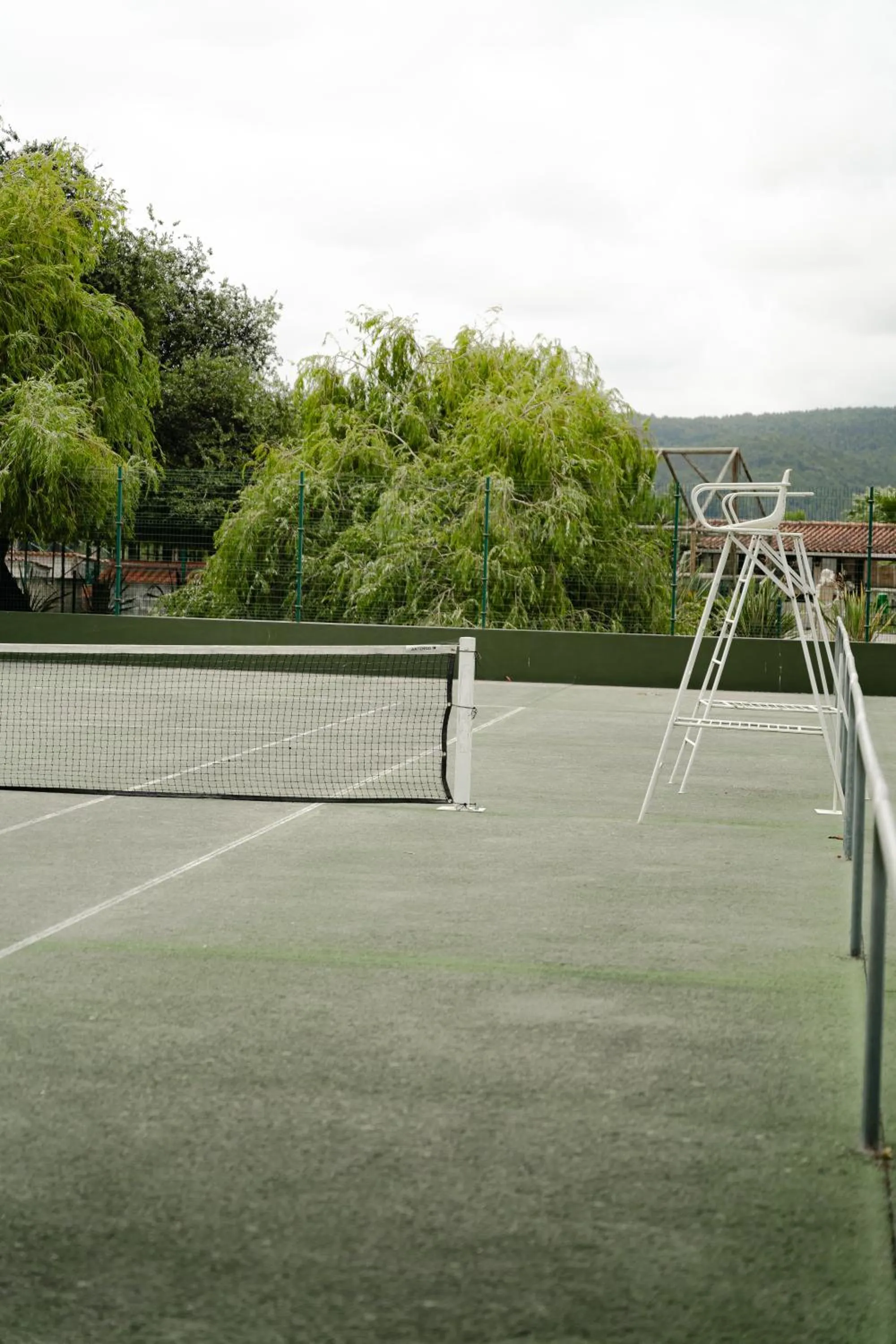 Tennis court in Quinta do Pinheiro Hotel E Eventos by Grupo Quinta dos Lagos