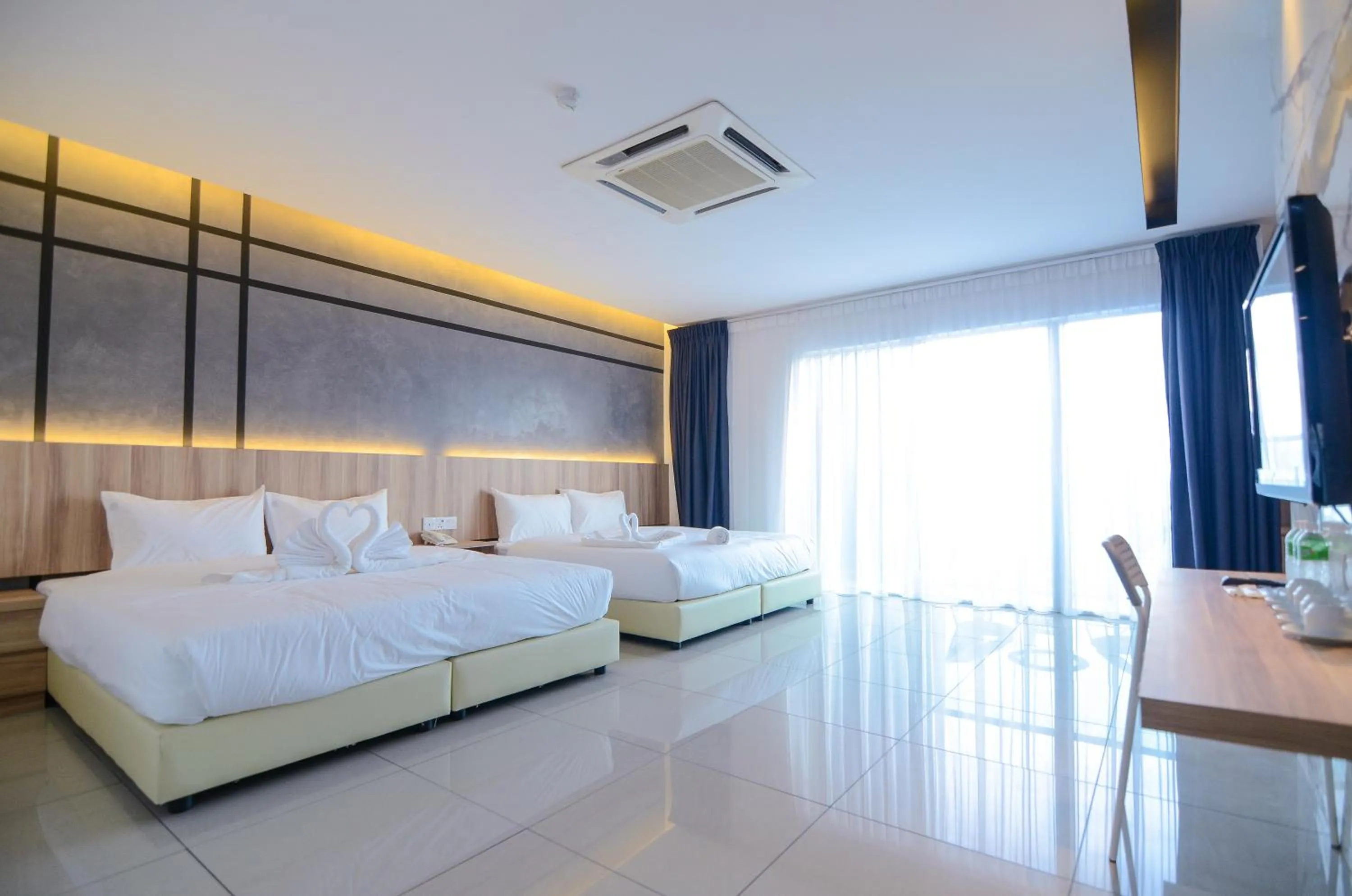 Photo of the whole room, Bed in Suite Dreamz Hotel