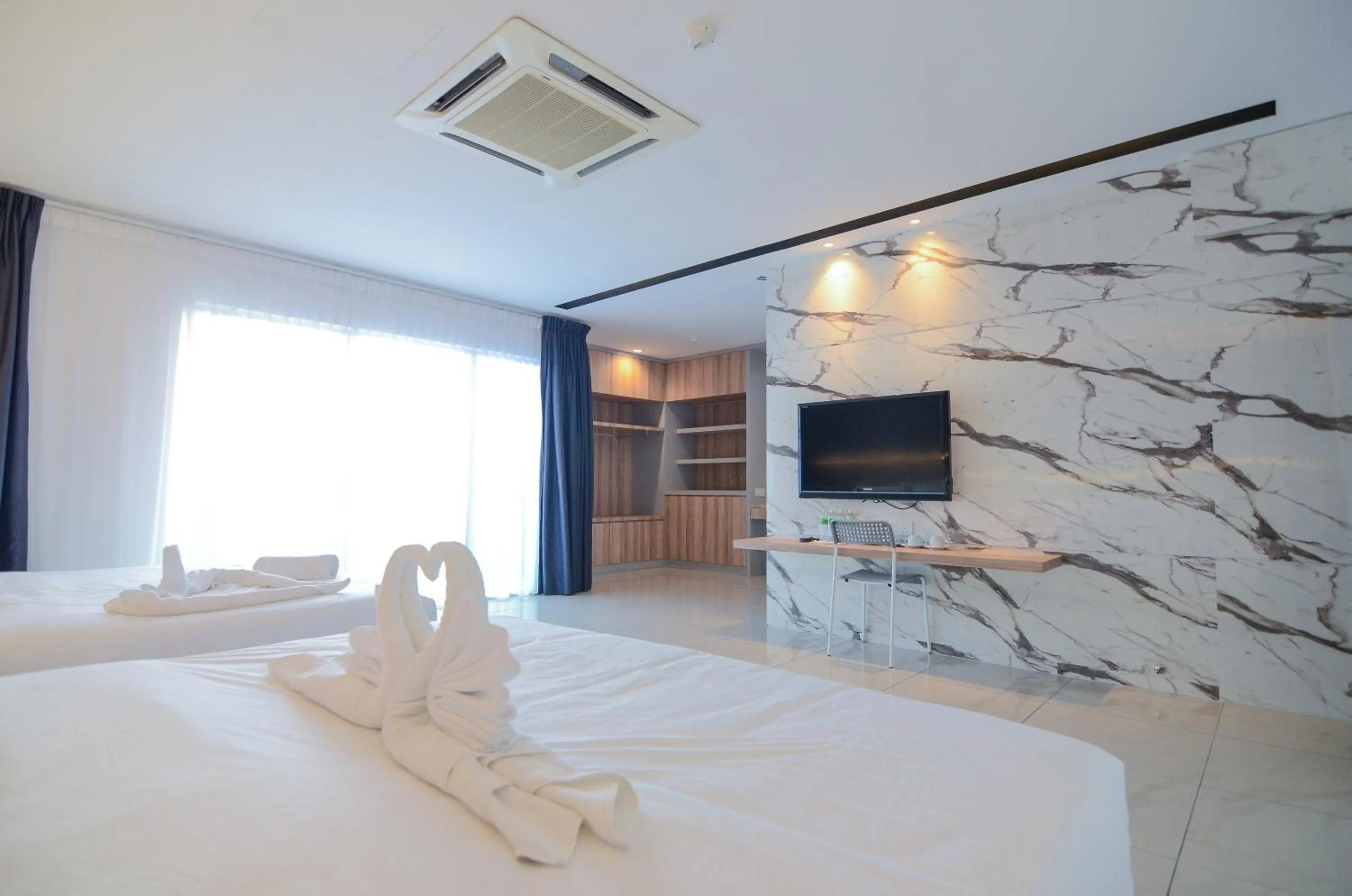 Photo of the whole room, Bed in Suite Dreamz Hotel