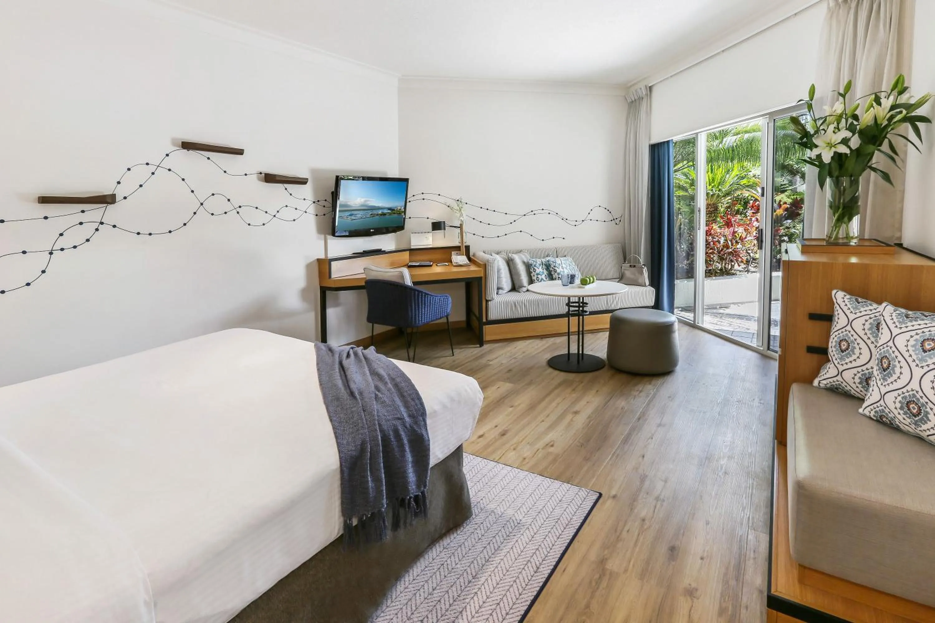 Garden view, Bed in Shangri-La The Marina, Cairns