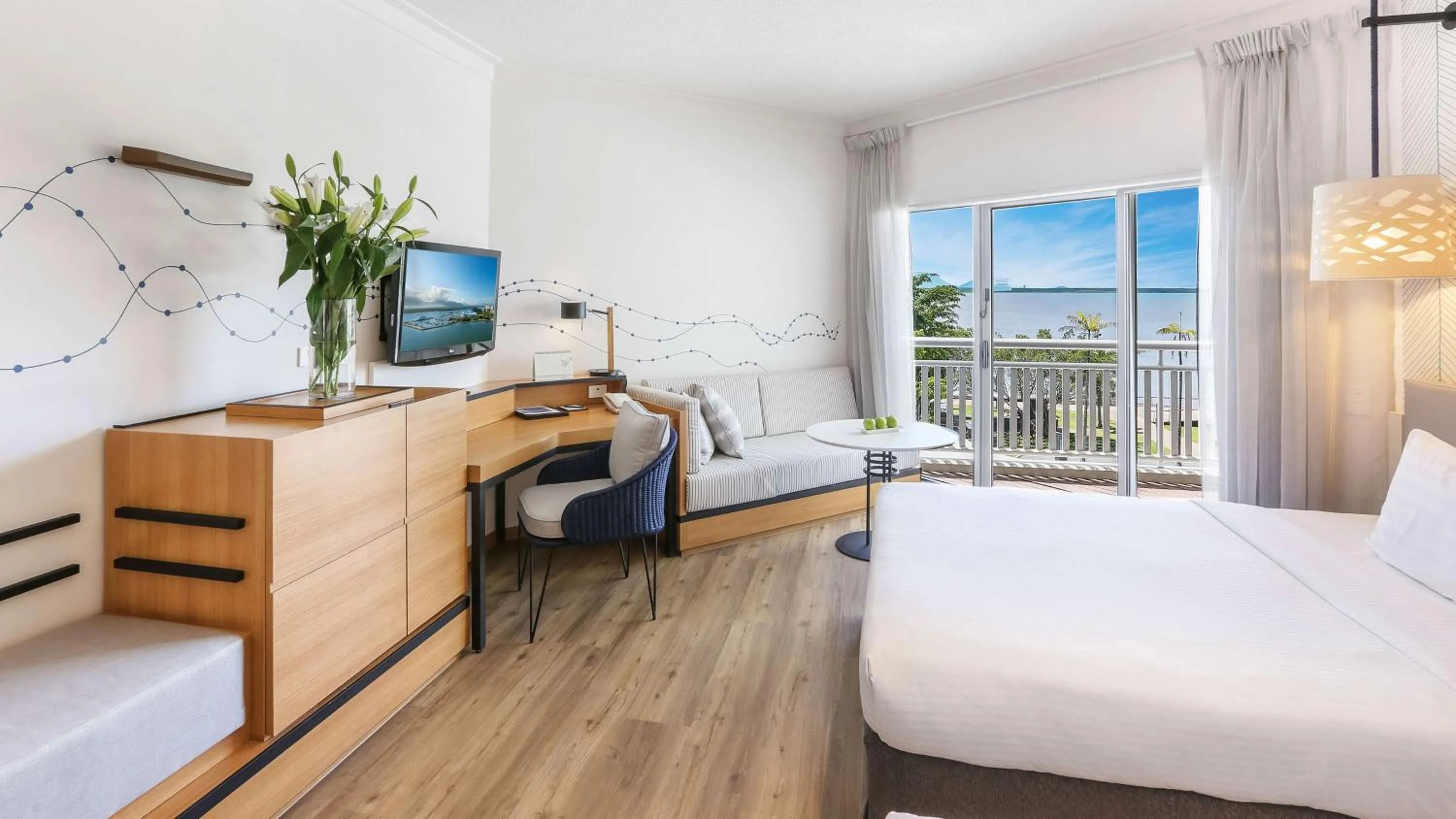 Bedroom, Bed in Shangri-La The Marina, Cairns