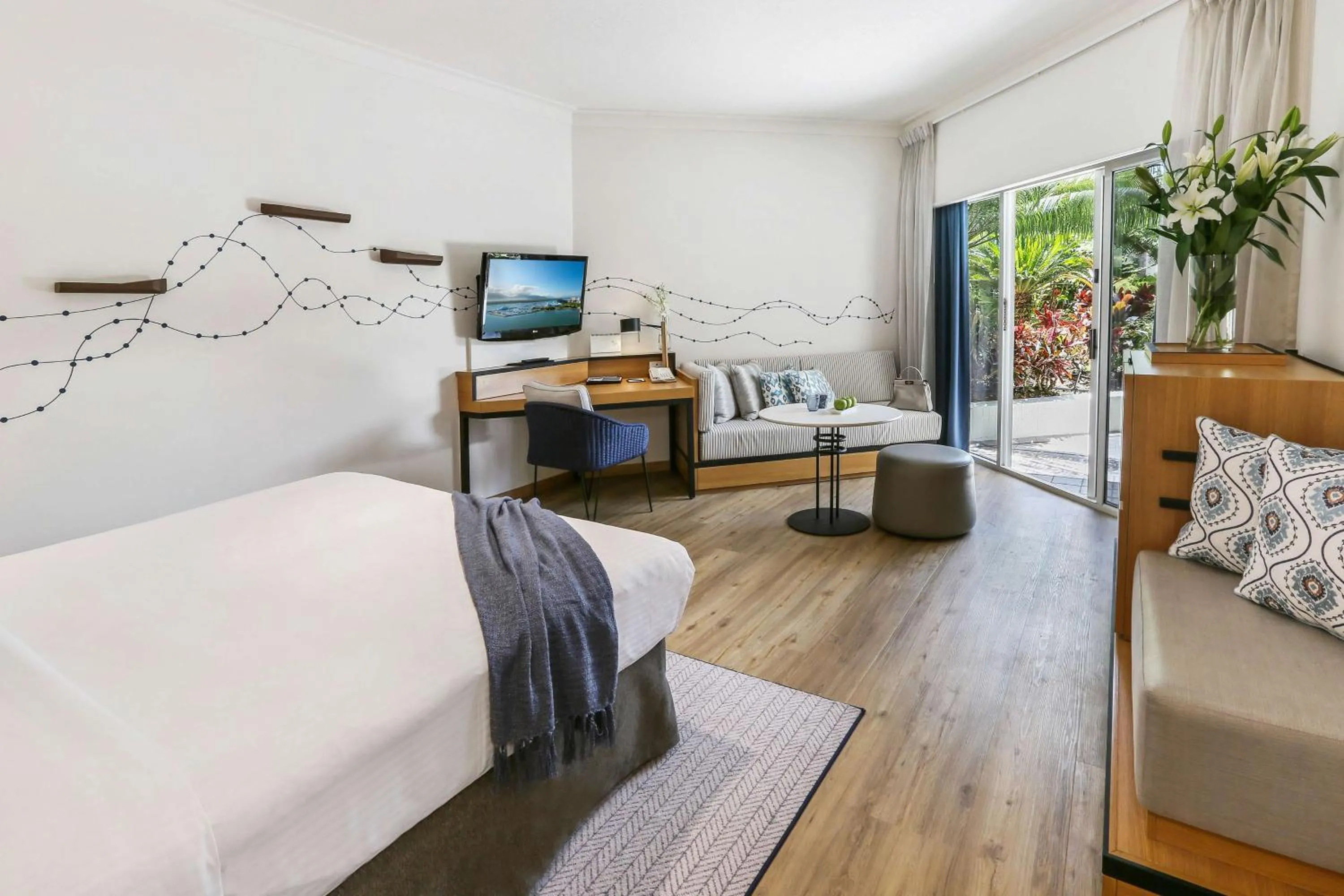 Bedroom, Bed in Shangri-La The Marina, Cairns