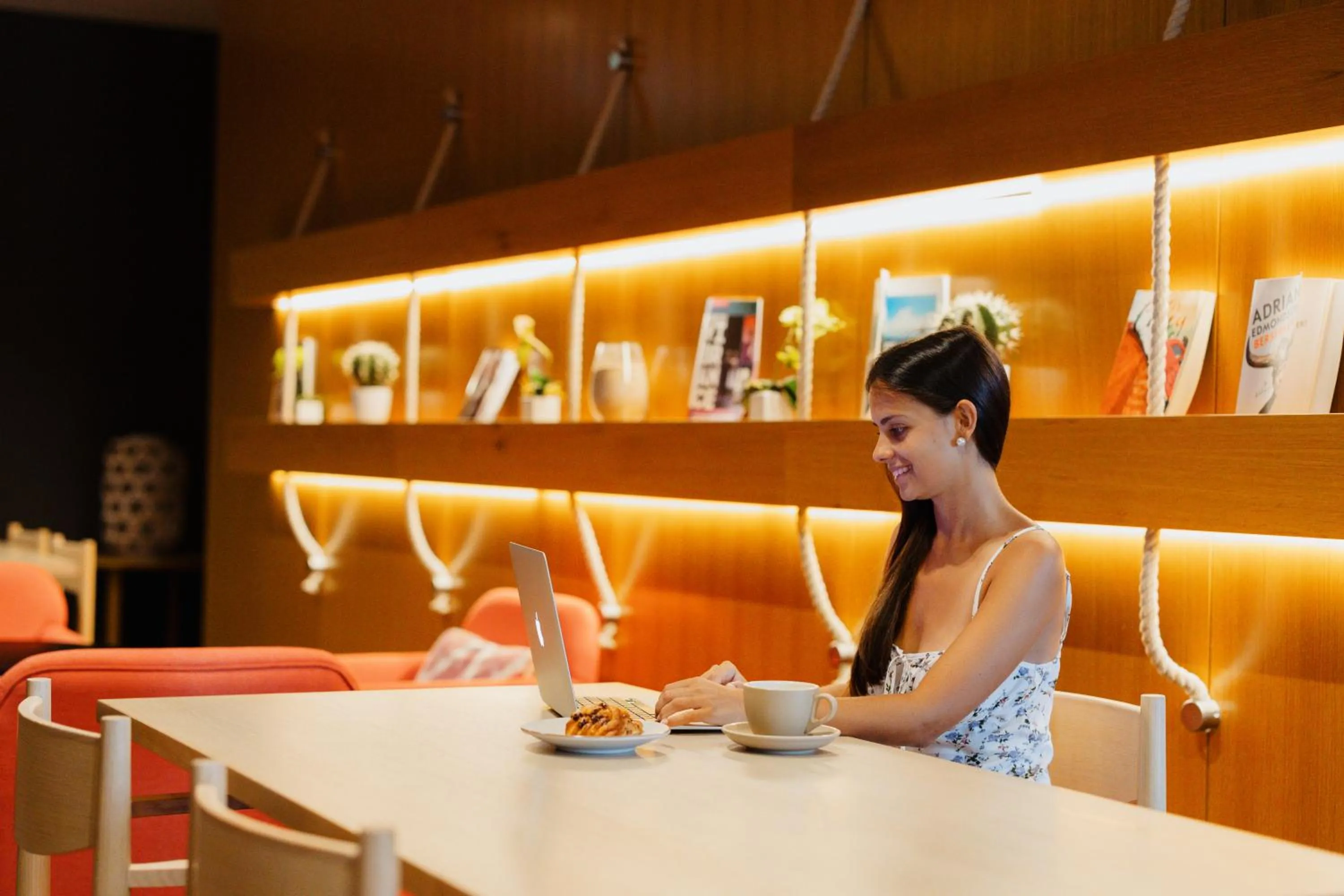 Lounge or bar in Shangri-La The Marina, Cairns