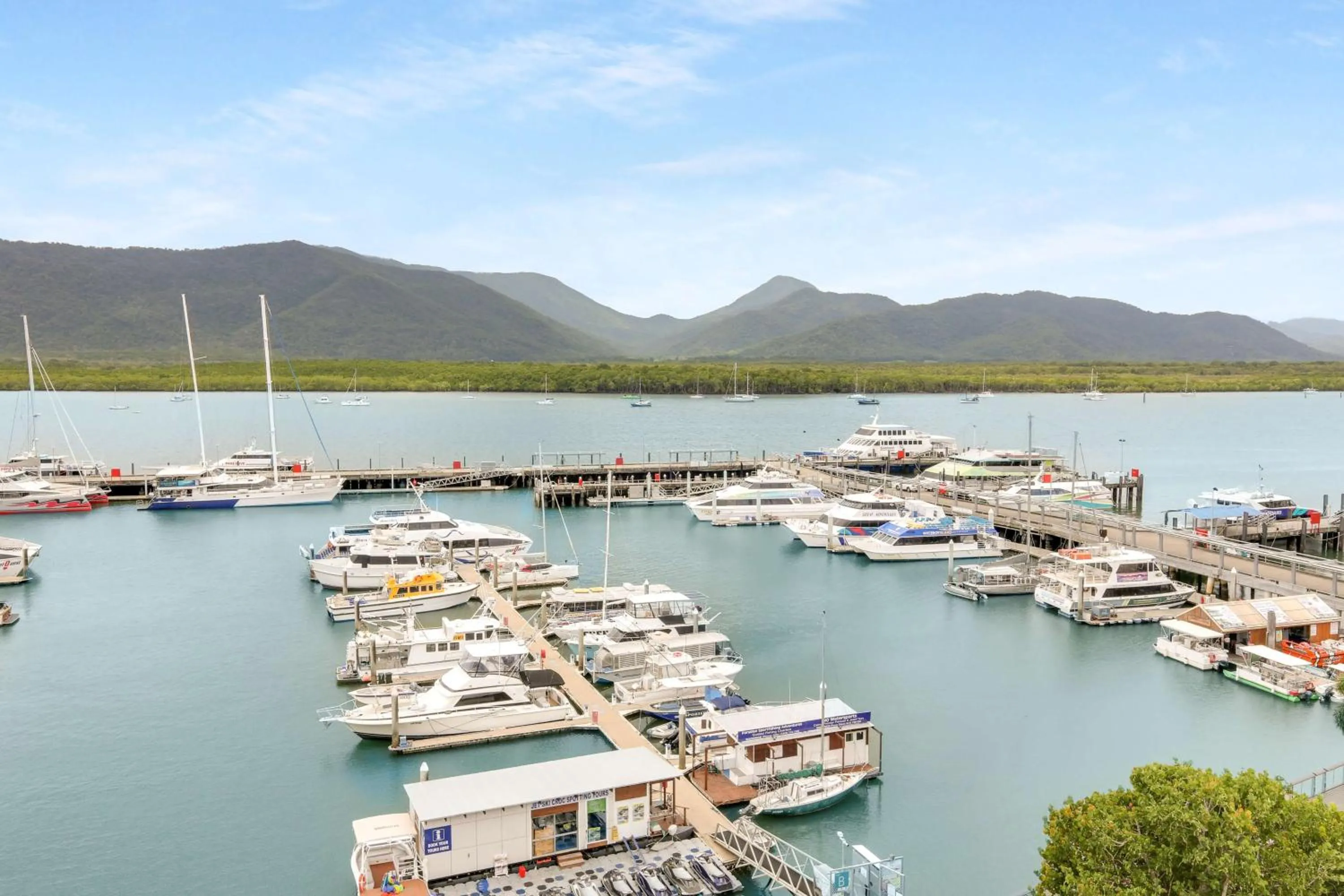 Property building in Shangri-La The Marina, Cairns