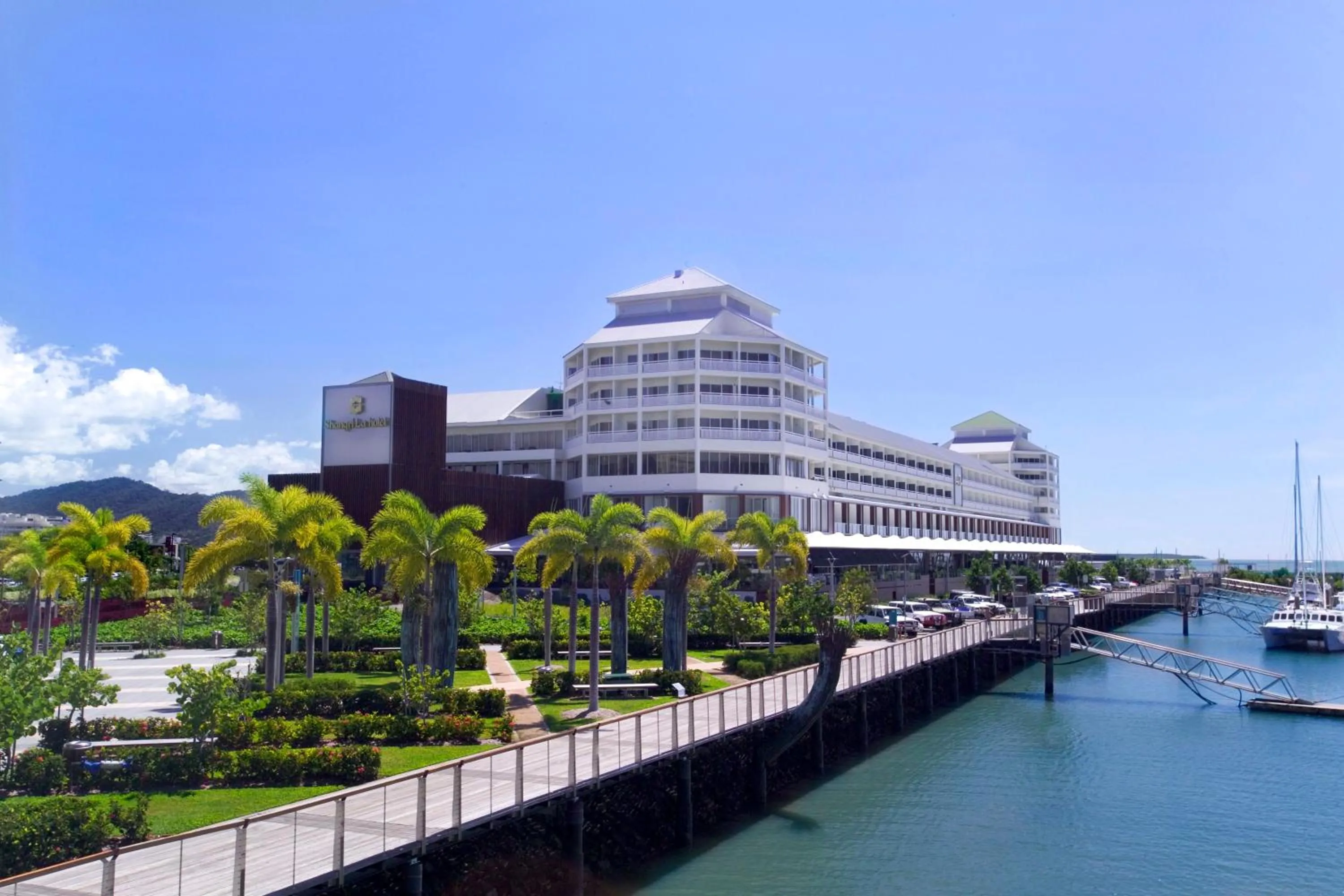 Facade/entrance in Shangri-La The Marina, Cairns