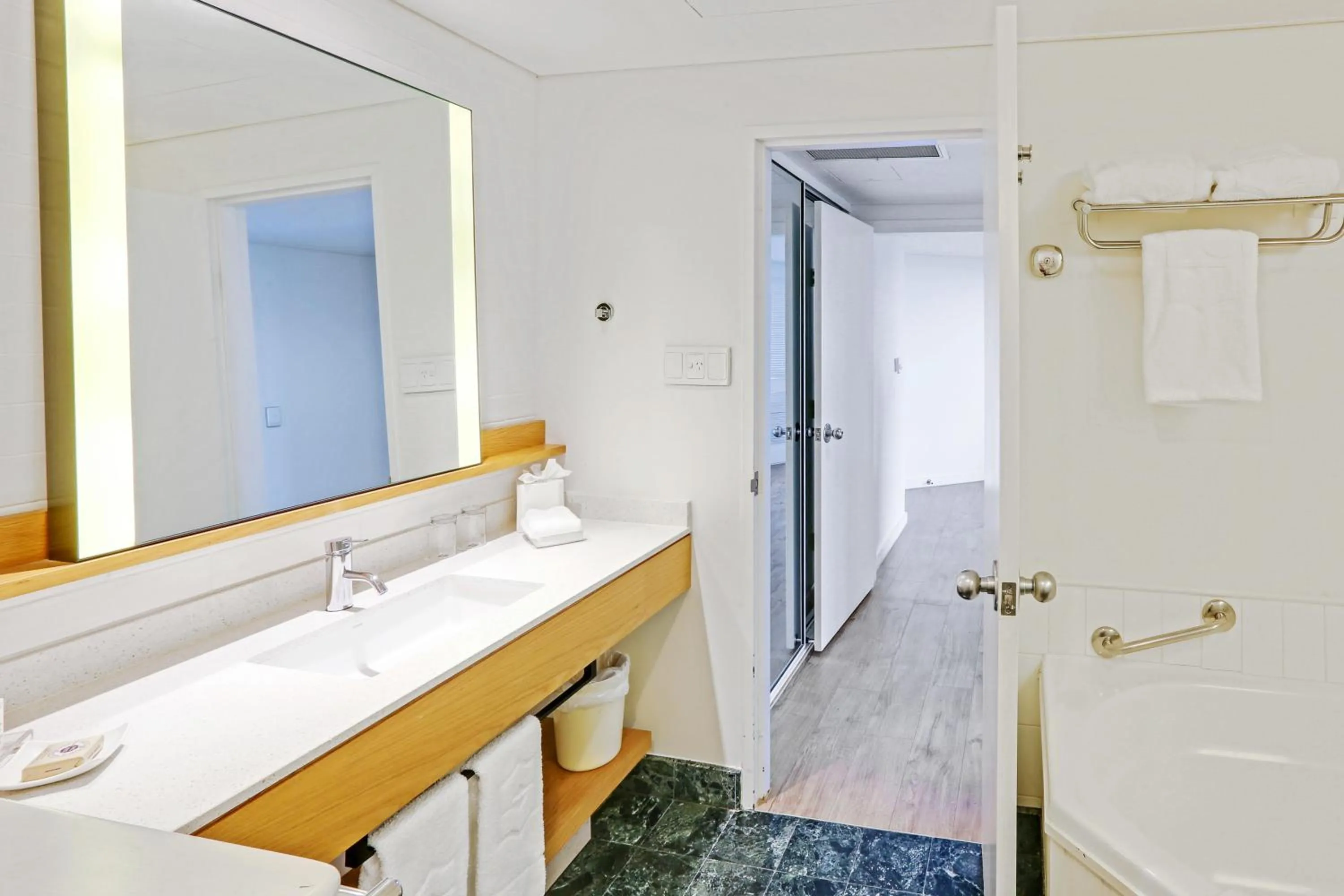 Bathroom in Shangri-La The Marina, Cairns