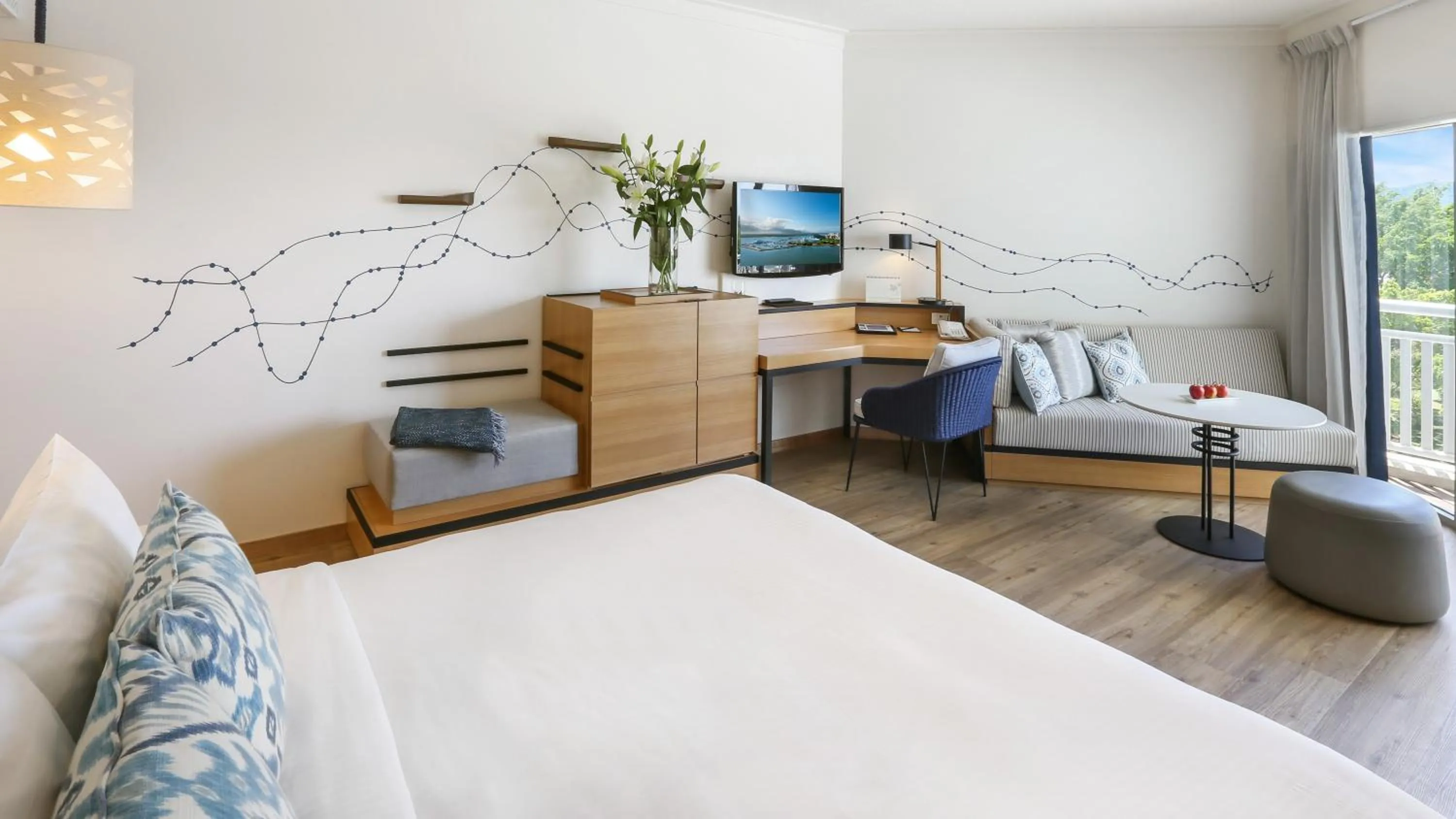 Photo of the whole room, Bed in Shangri-La The Marina, Cairns