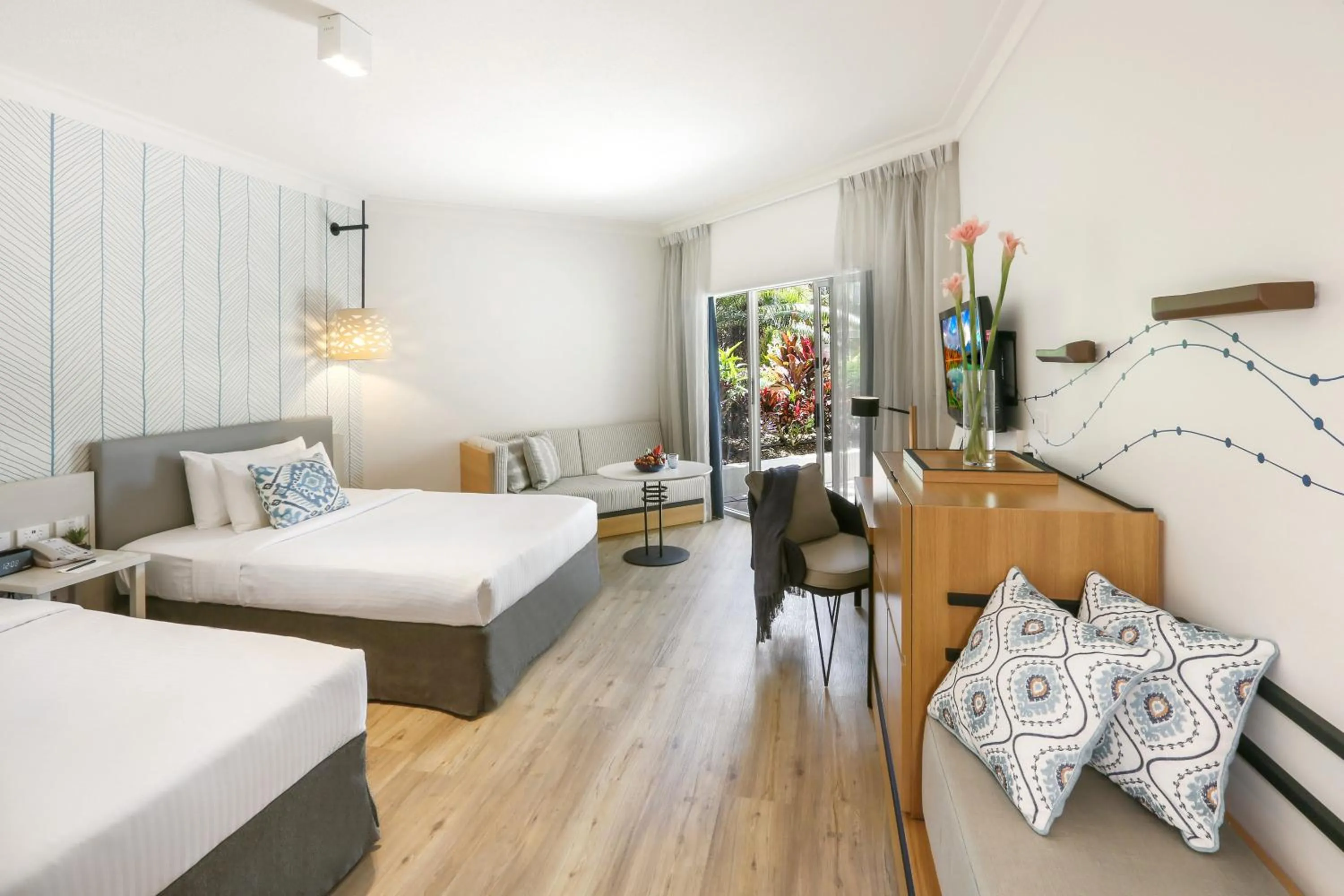 Photo of the whole room, Bed in Shangri-La The Marina, Cairns