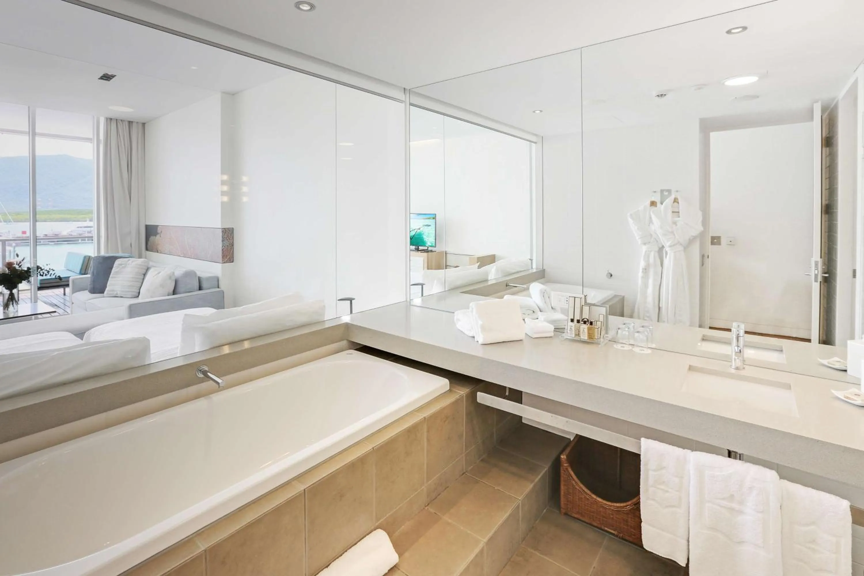 Bathroom, Bed in Shangri-La The Marina, Cairns