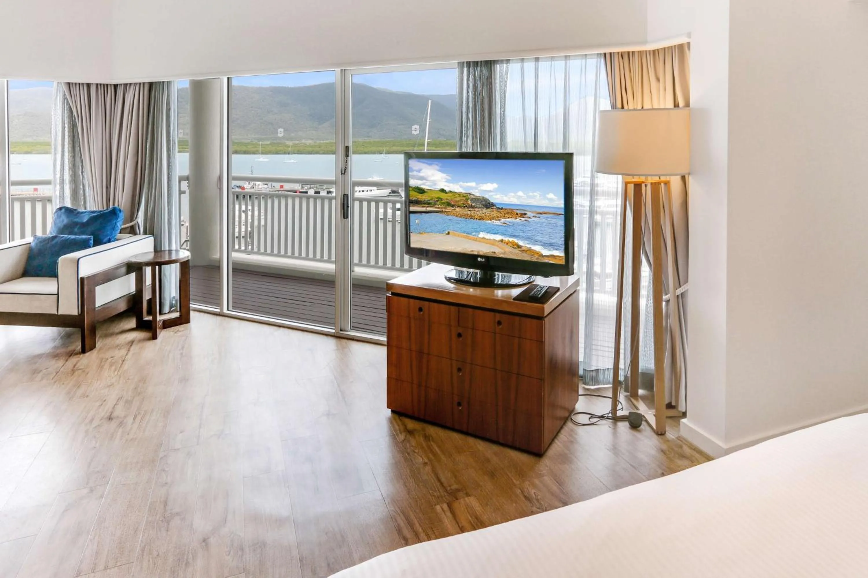 Photo of the whole room, Bed in Shangri-La The Marina, Cairns