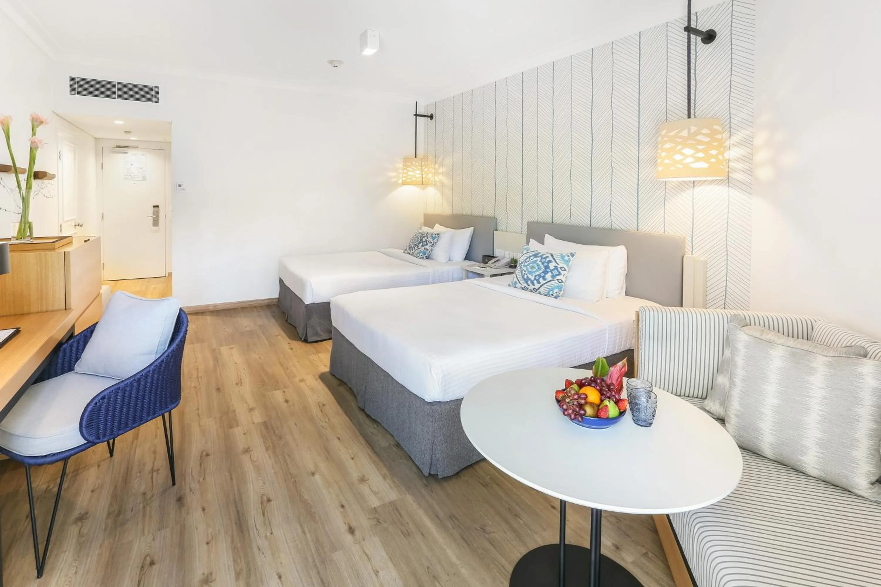 Photo of the whole room, Bed in Shangri-La The Marina, Cairns