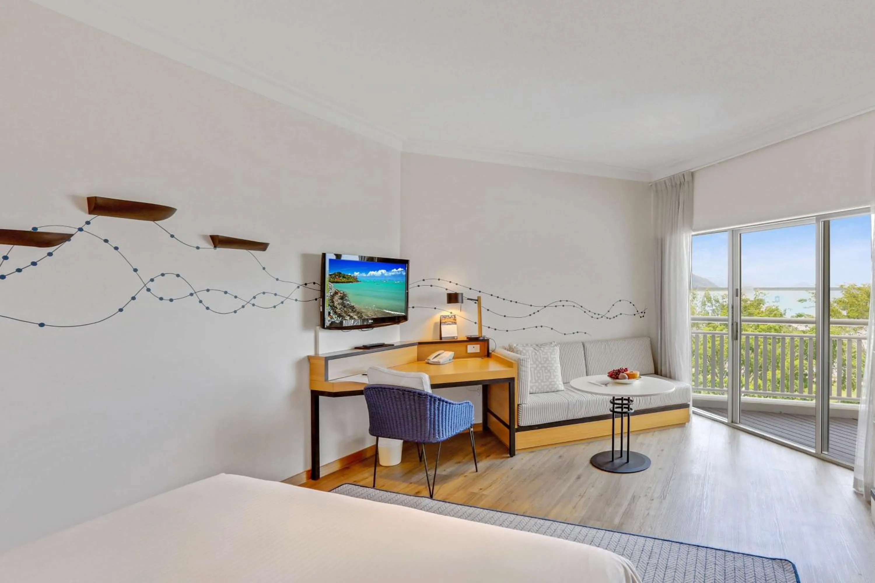 Bedroom, Bed in Shangri-La The Marina, Cairns