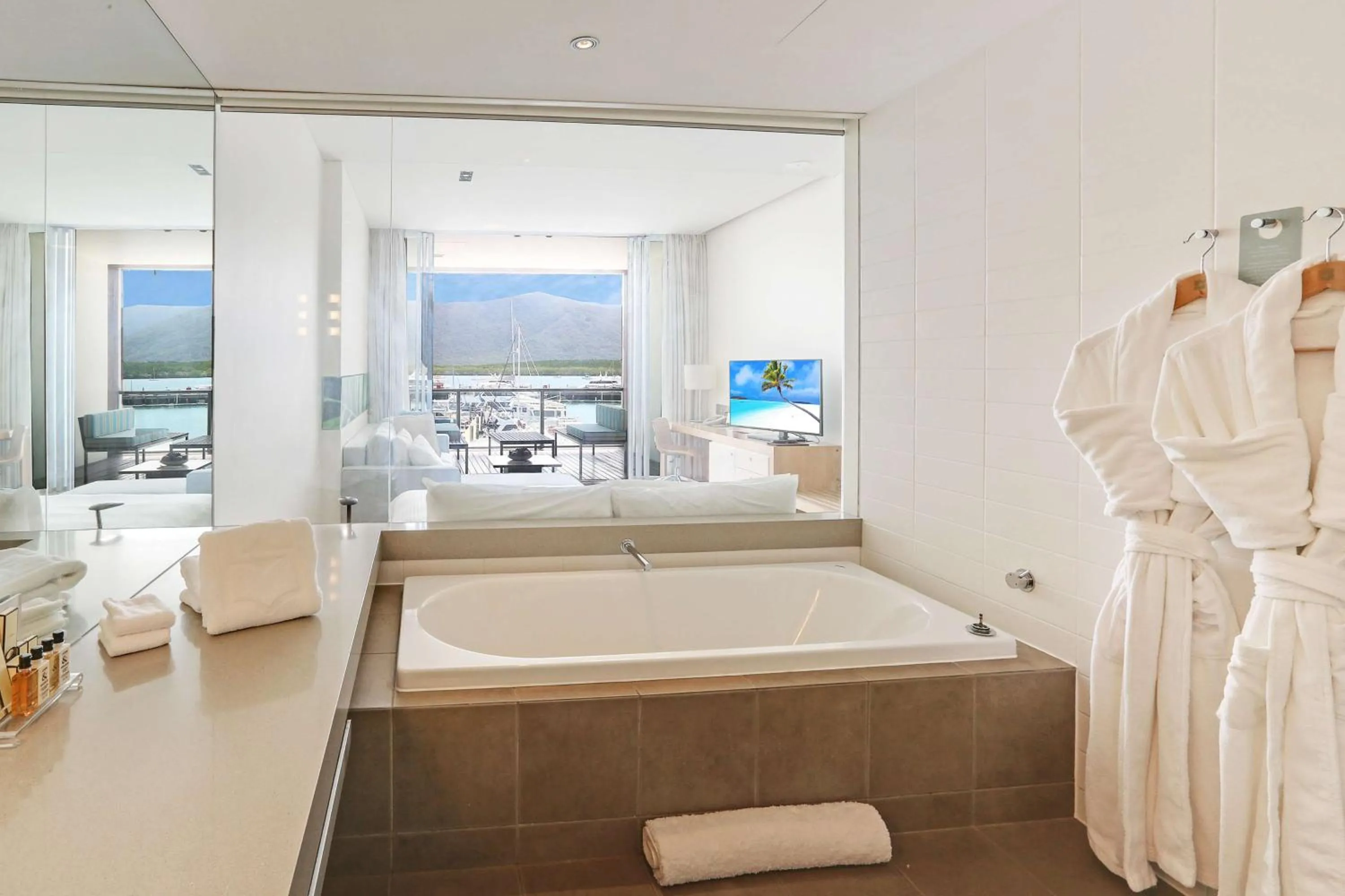 Bedroom, Bed in Shangri-La The Marina, Cairns