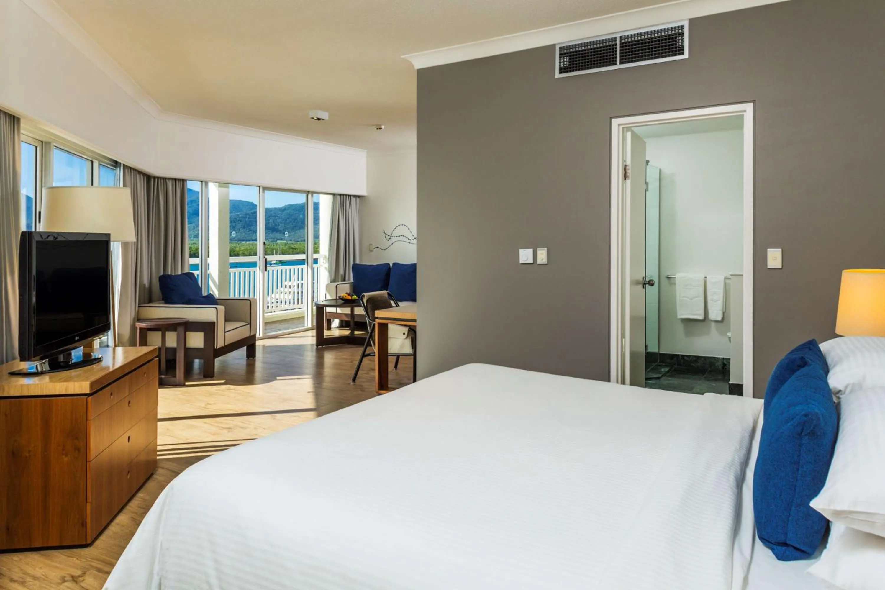 Photo of the whole room, Bed in Shangri-La The Marina, Cairns