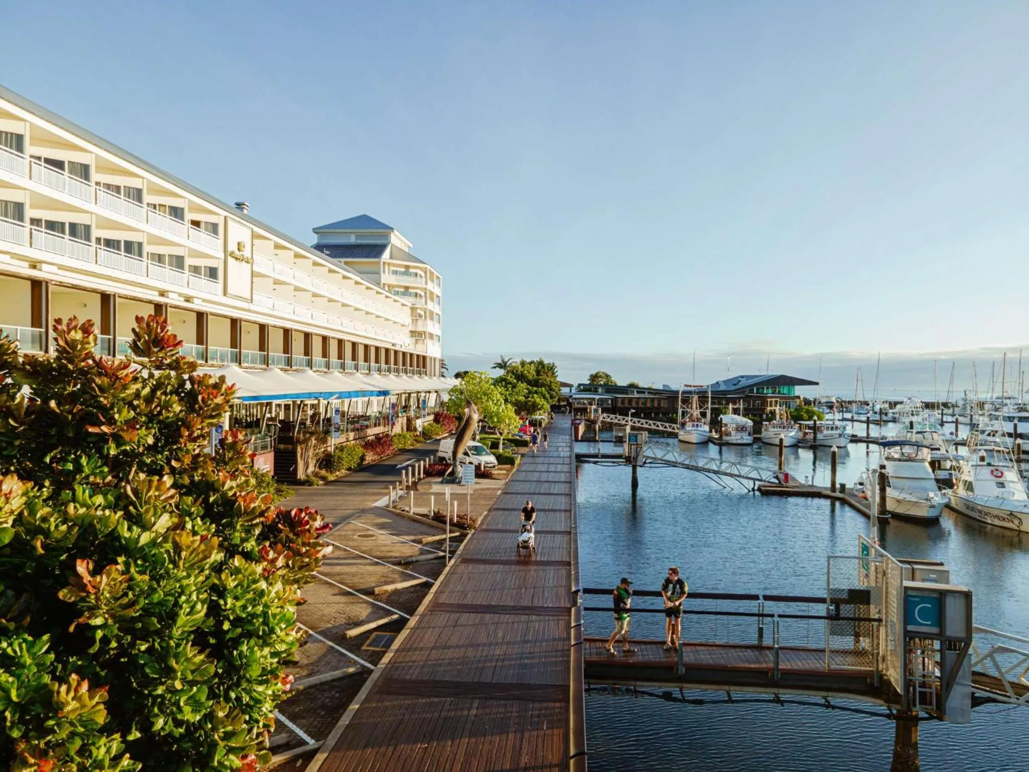 Property building in Shangri-La The Marina, Cairns