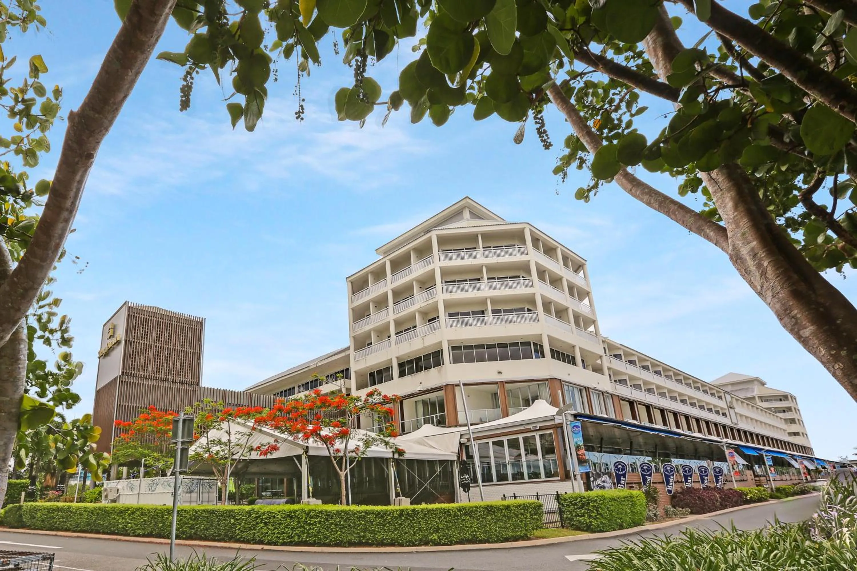Property building in Shangri-La The Marina, Cairns
