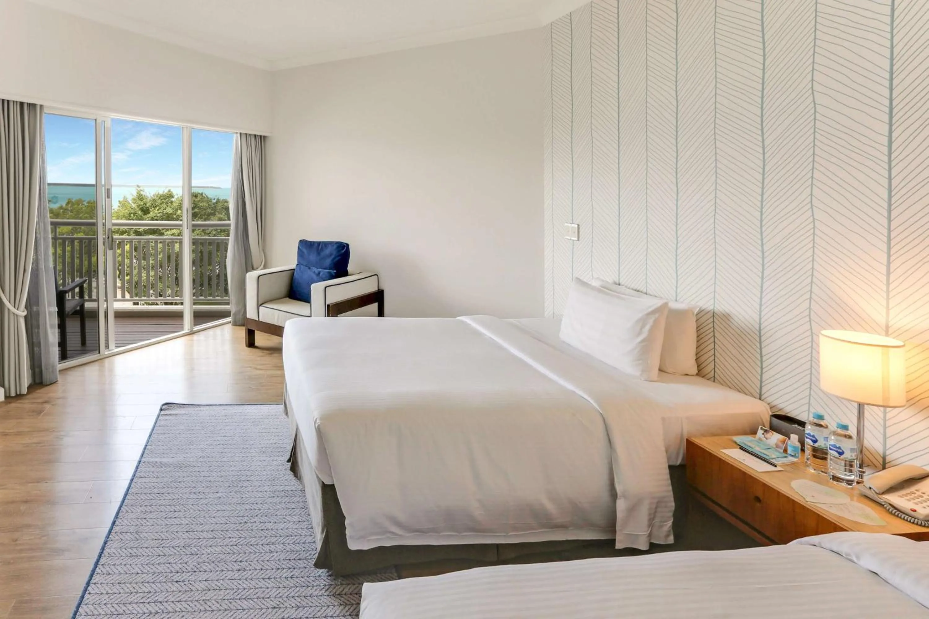 Bedroom, Bed in Shangri-La The Marina, Cairns