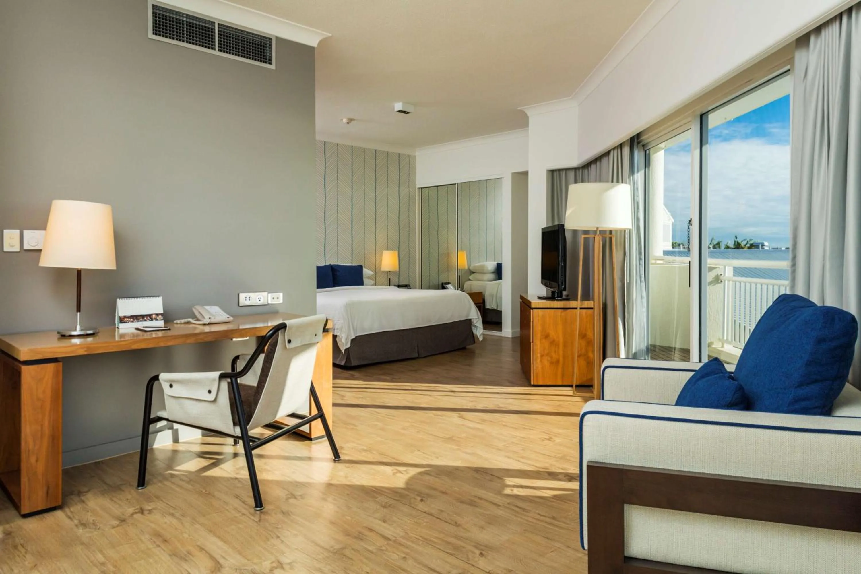 Photo of the whole room, Bed in Shangri-La The Marina, Cairns