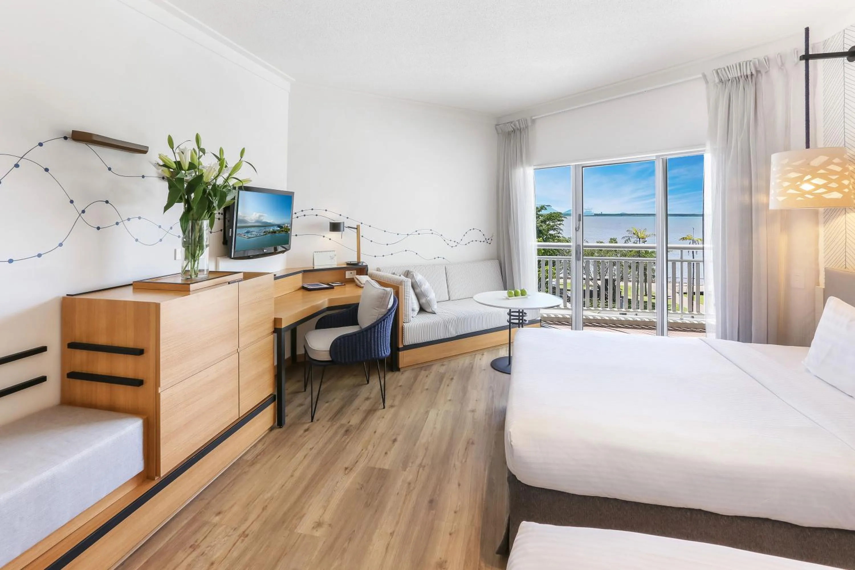 Photo of the whole room, Bed in Shangri-La The Marina, Cairns