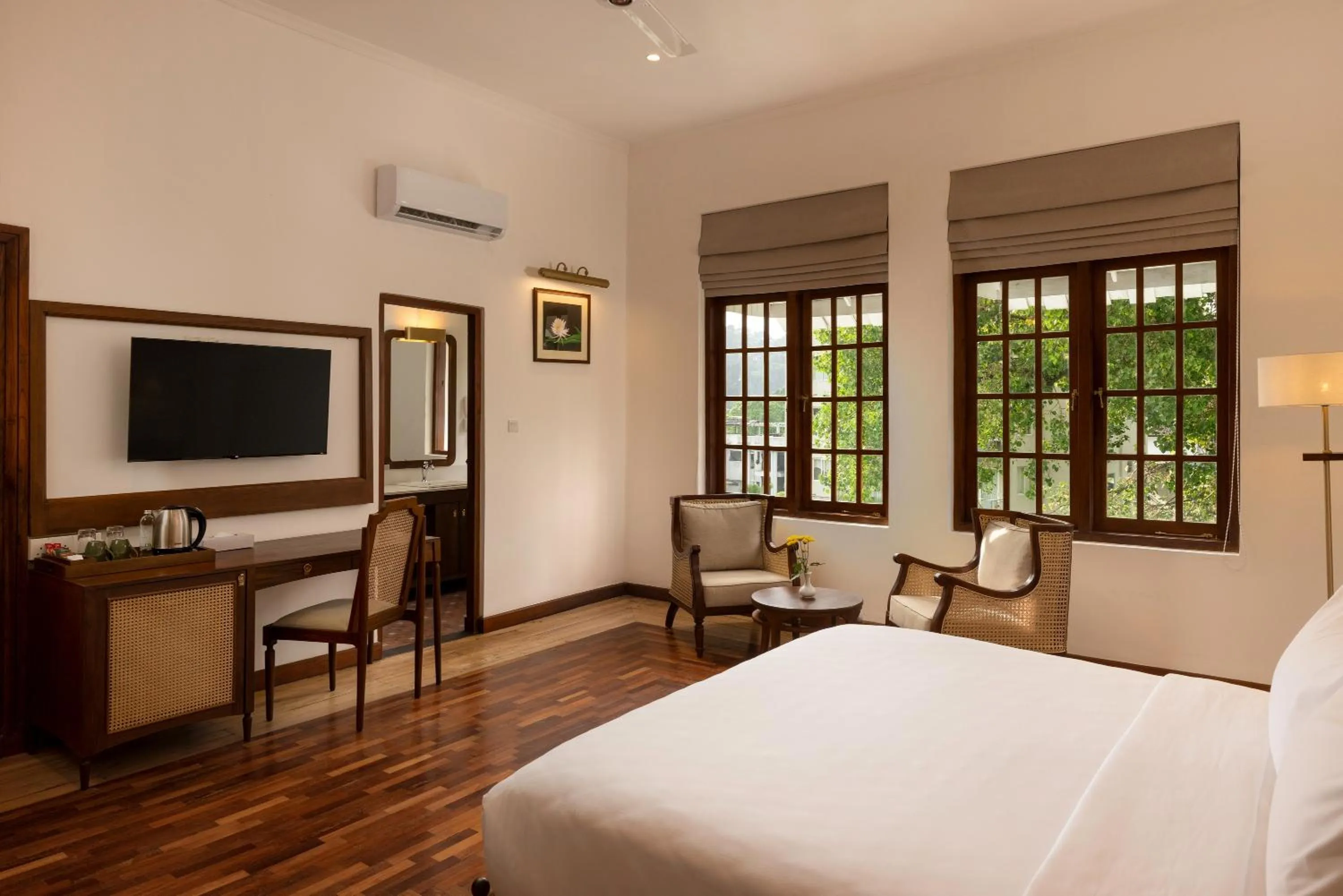 Photo of the whole room, Bed in Hotel Suisse Kandy - Since 1890