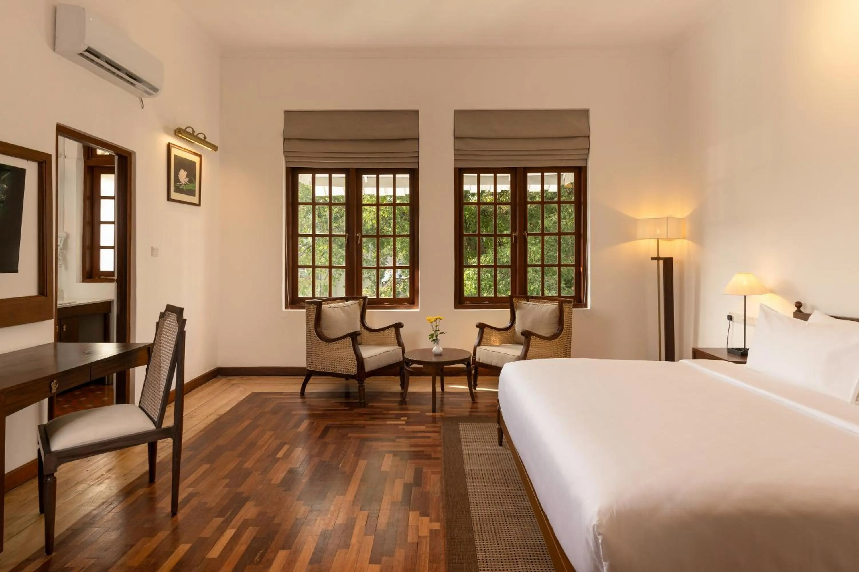 Photo of the whole room, Bed in Hotel Suisse Kandy - Since 1890