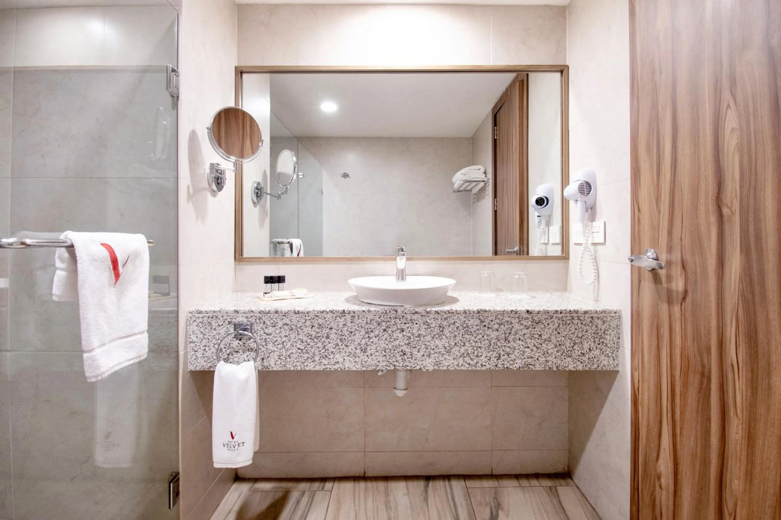 Bathroom in Hotel Velvet Plaza