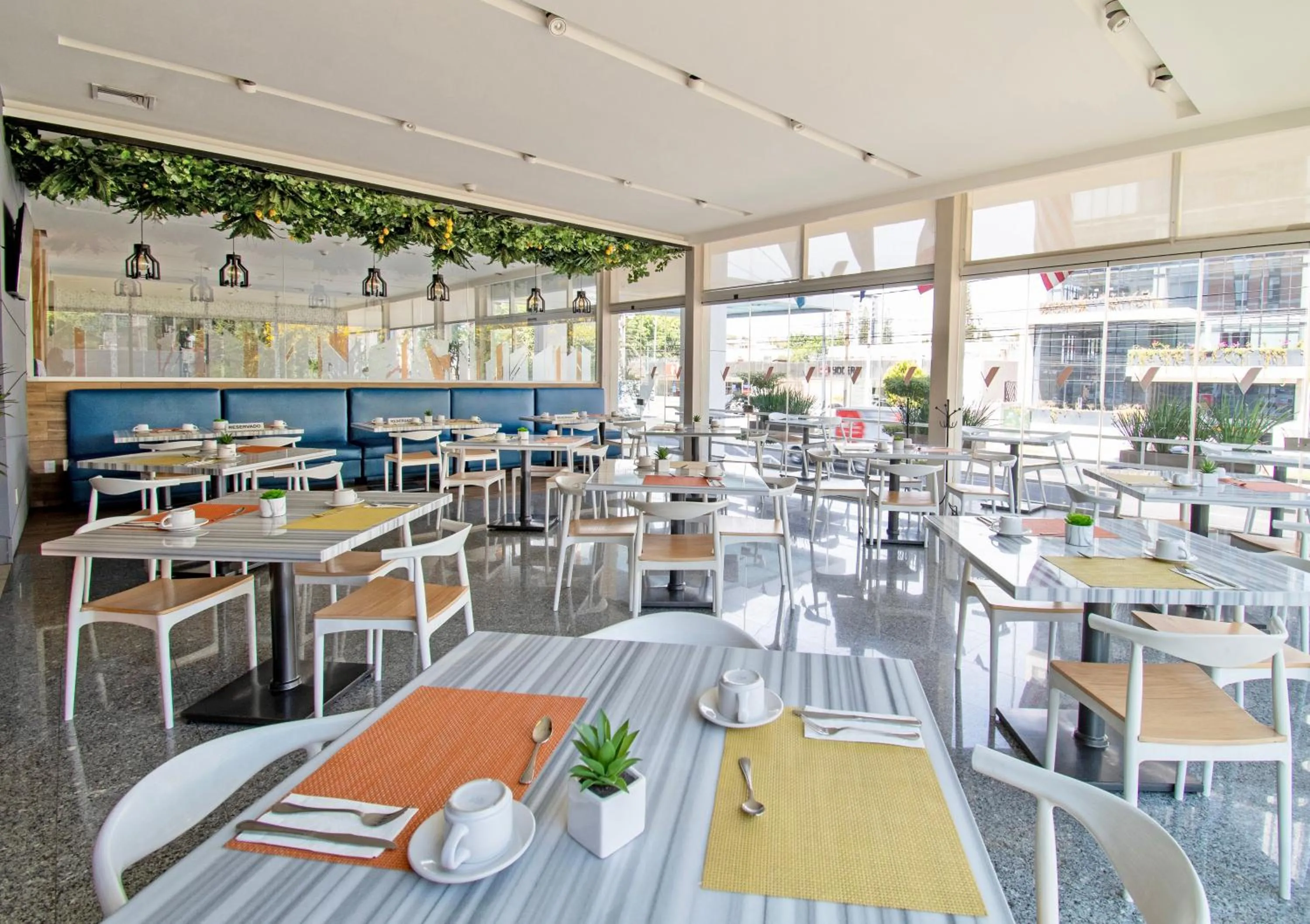 Restaurant/places to eat in Hotel Velvet Plaza