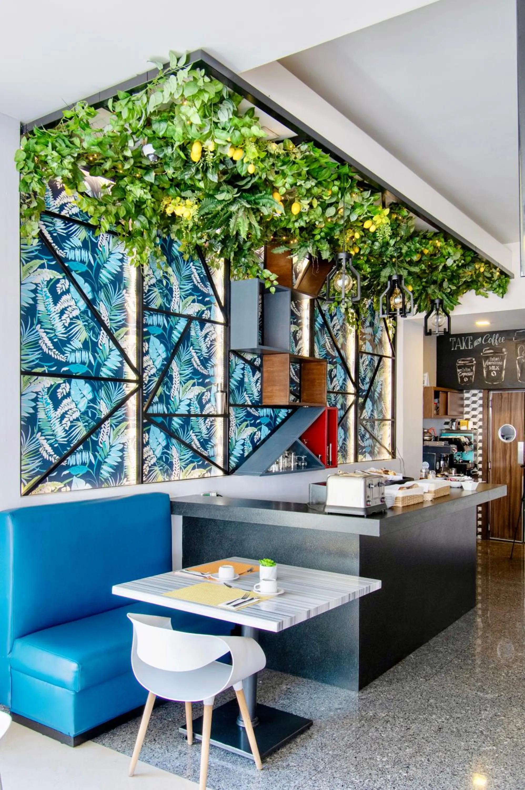 Restaurant/places to eat in Hotel Velvet Plaza