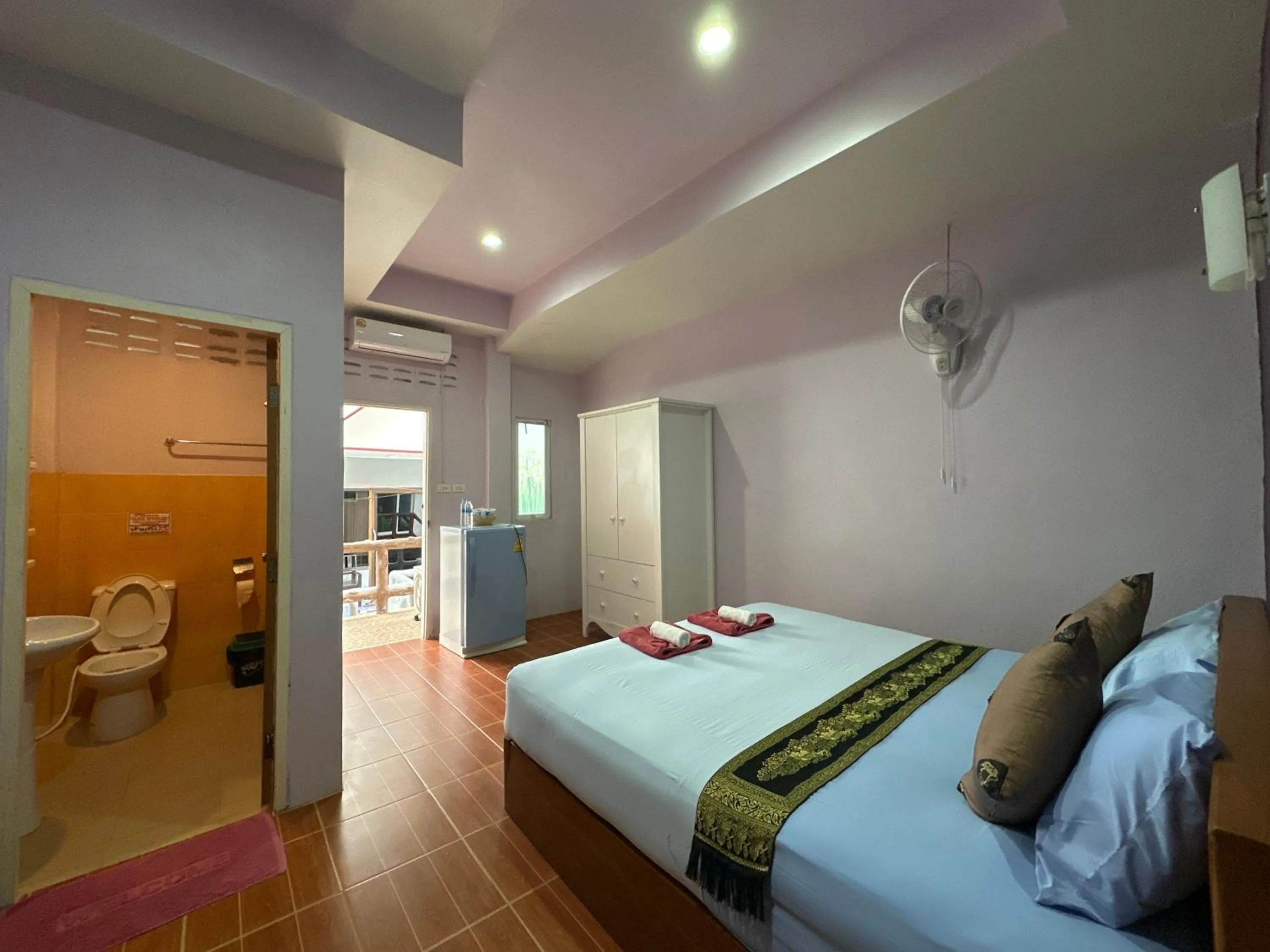 Living room, Bed in Lanta Garden Home