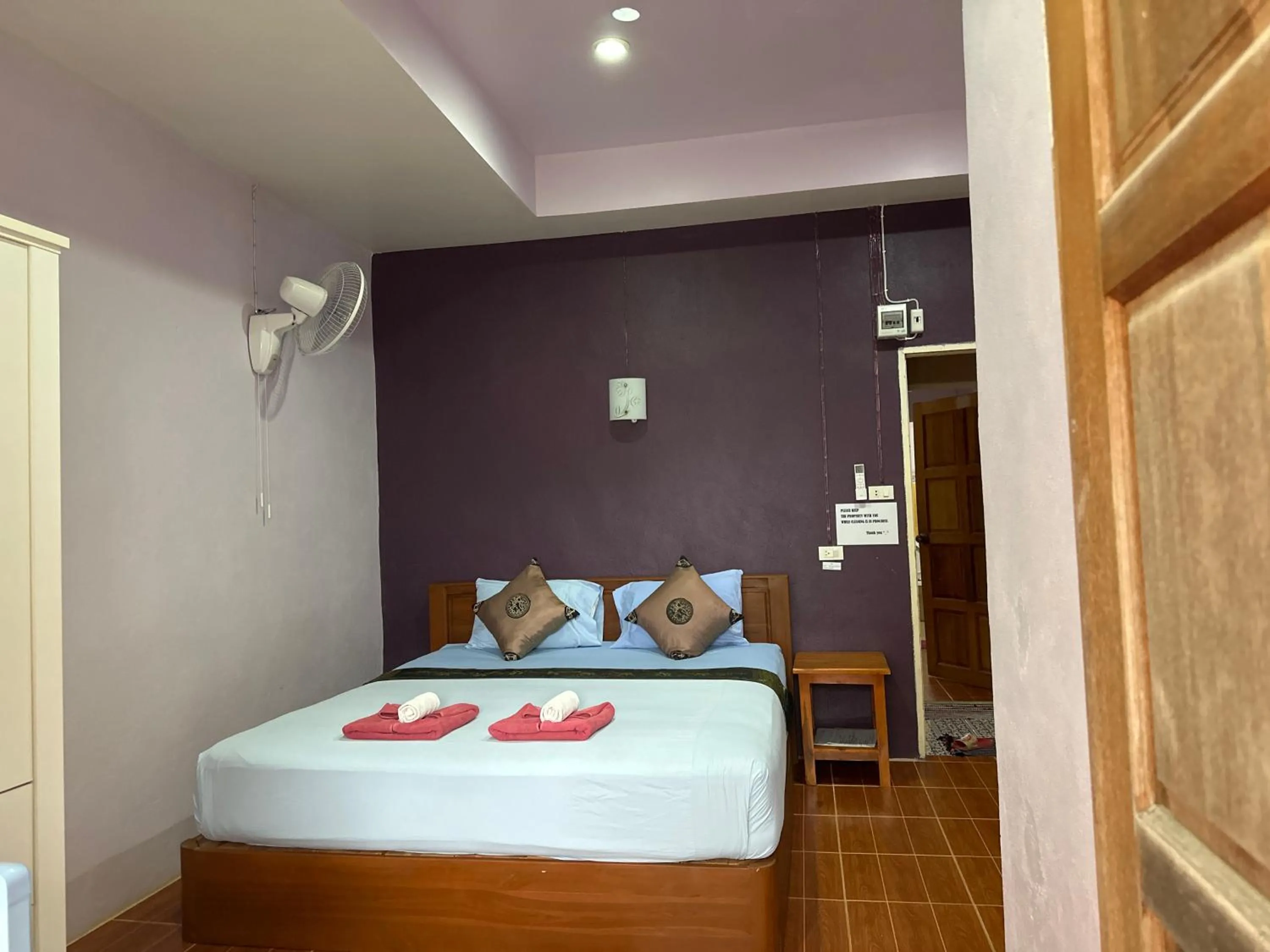 Bedroom, Bed in Lanta Garden Home