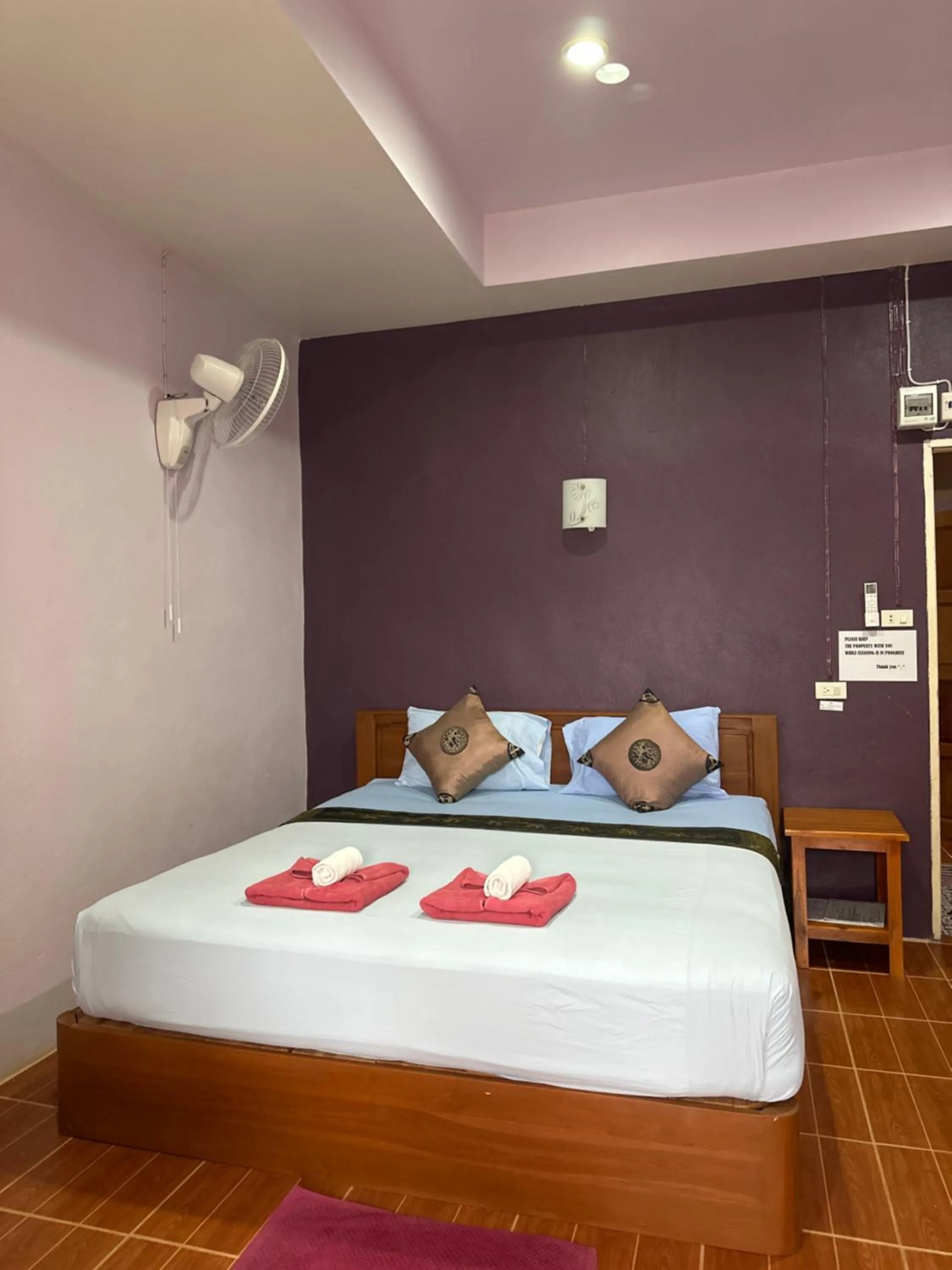 Bedroom, Bed in Lanta Garden Home