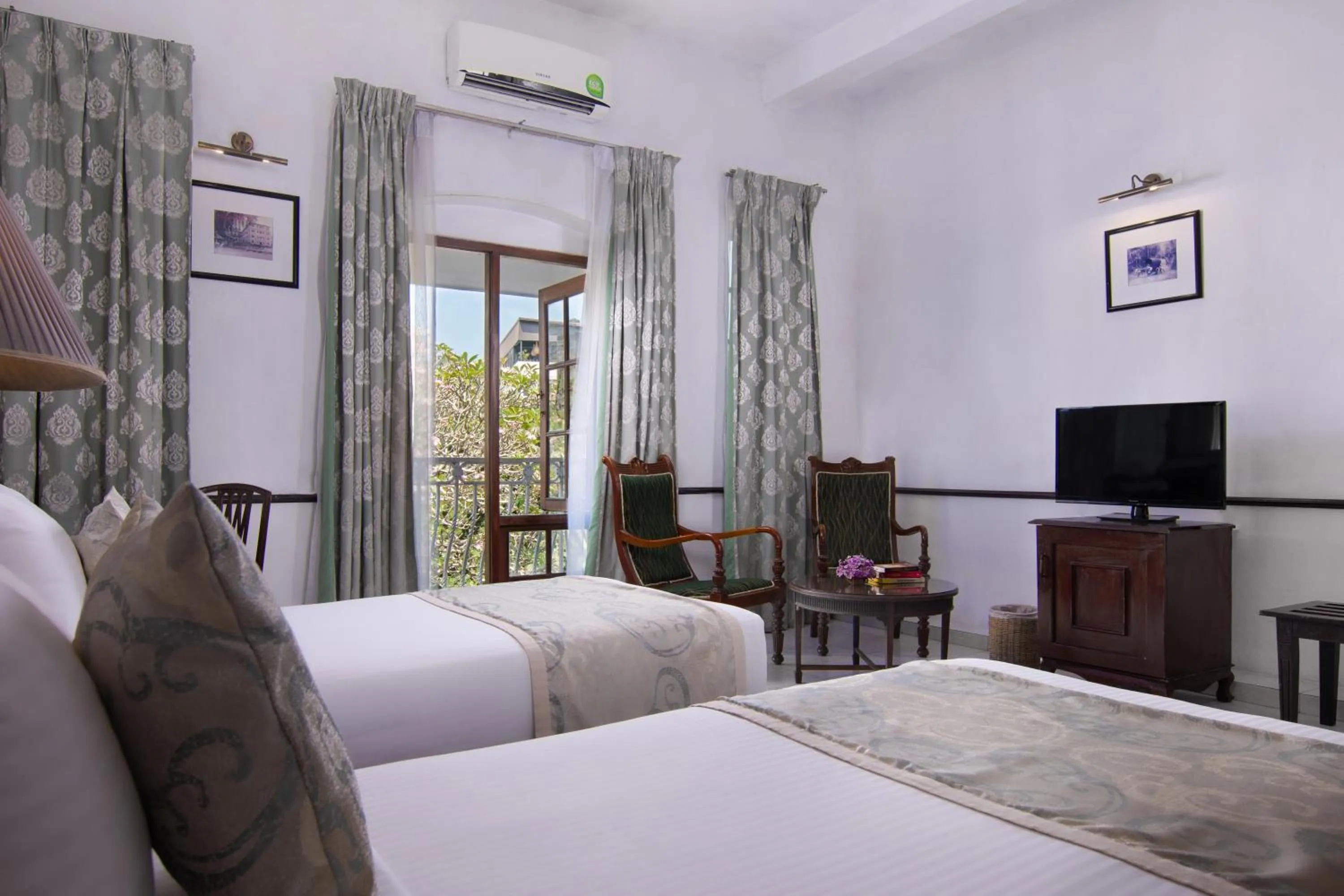 Photo of the whole room, Bed in Queen's Hotel Kandy - 160 Years of Heritage & Luxury