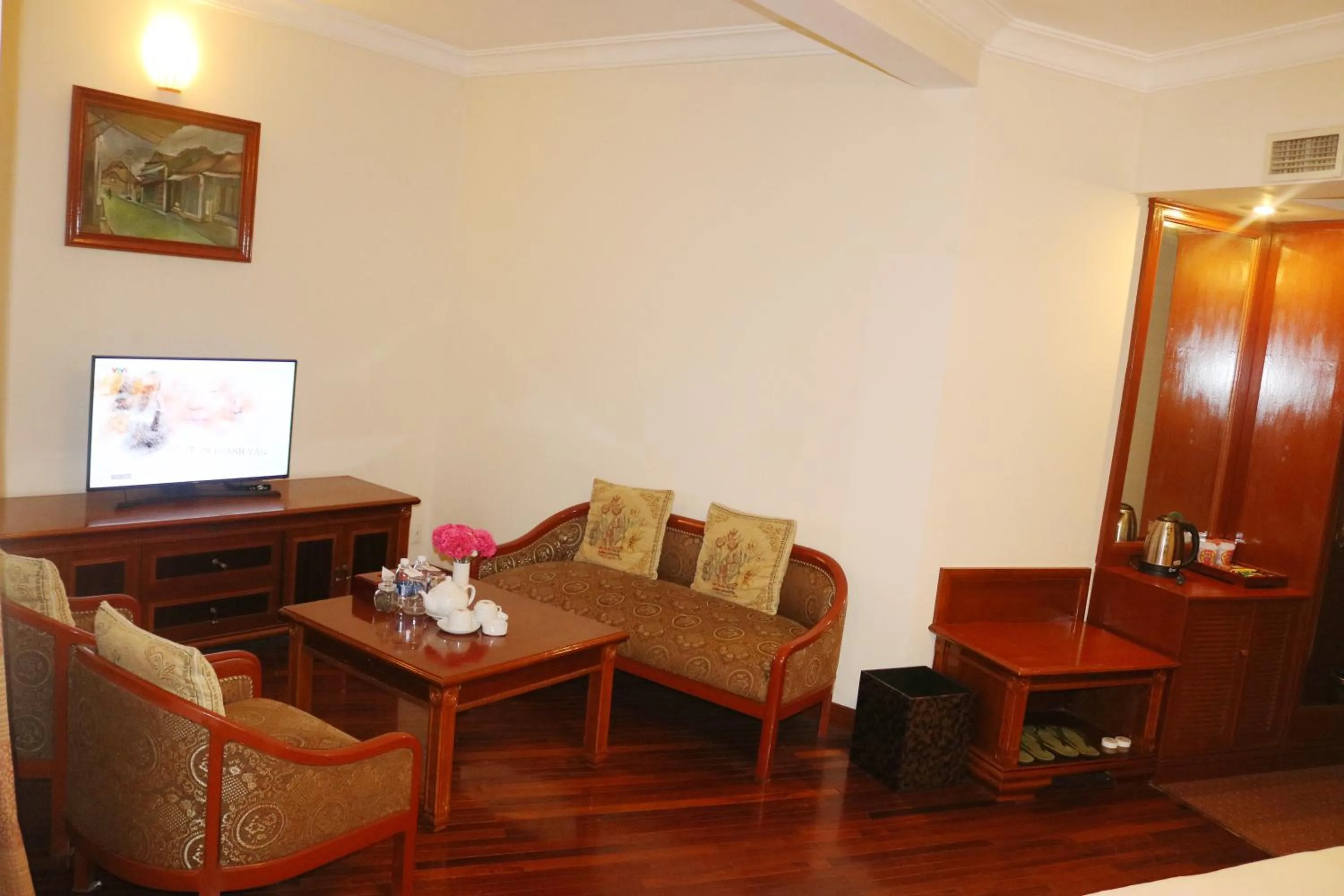 Communal lounge/ TV room in Central Hotel